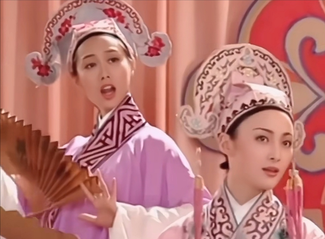 当两大美女同框,蒋勤勤和朱茵,谁的颜值更胜一筹?