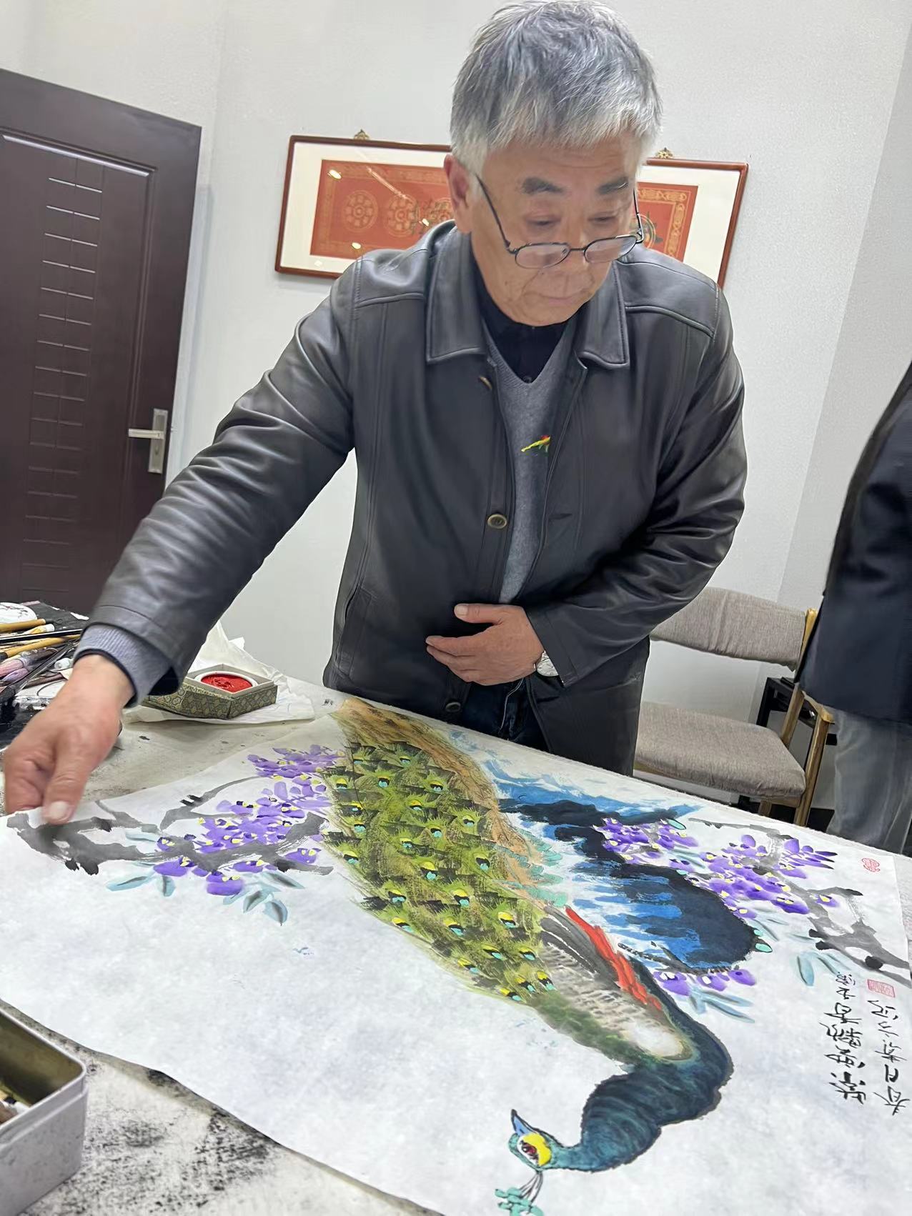 花鸟画画家张贵方现场作画