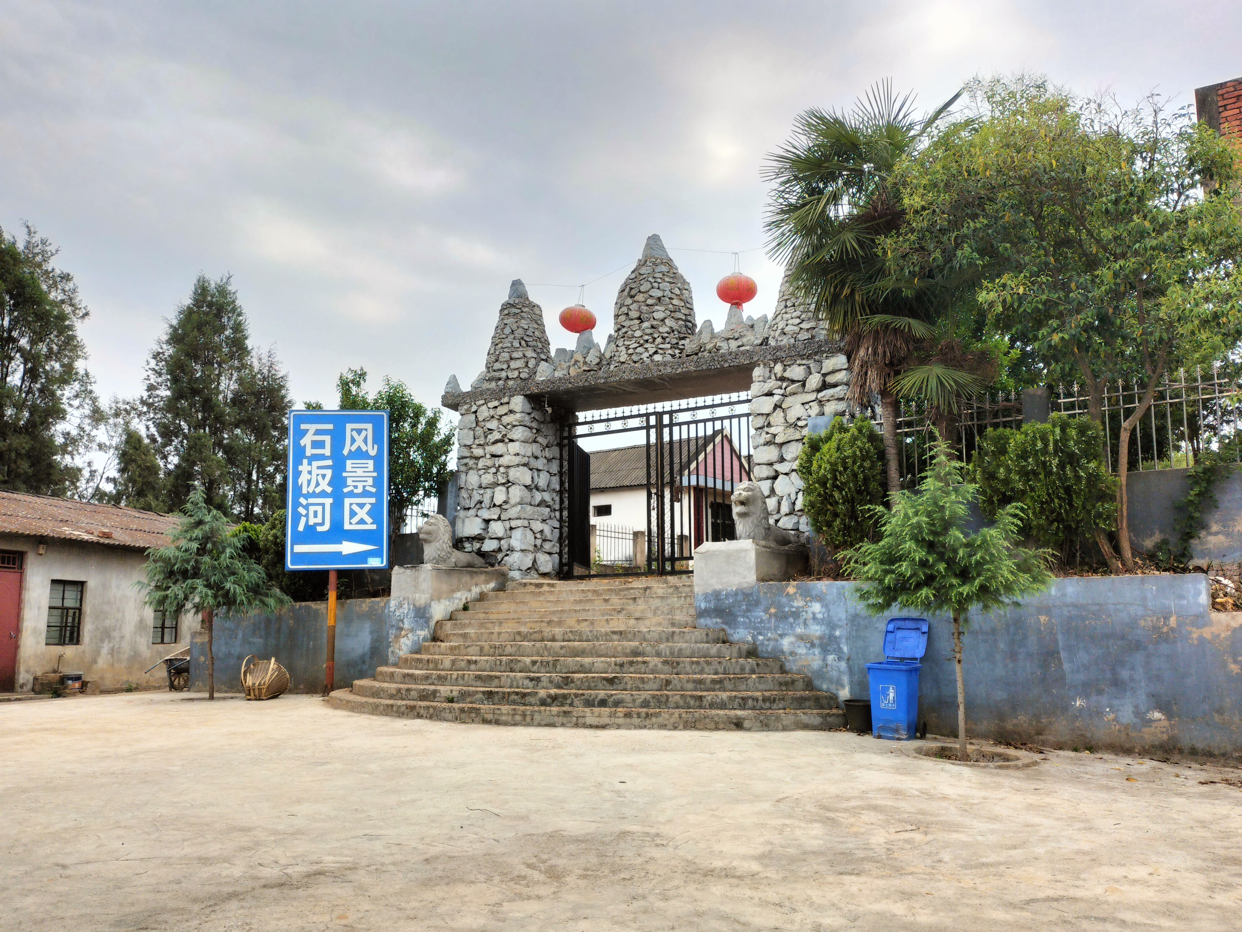 云南省寻甸县石板河风景区,页岩石形成的湖泊和美丽壮观的瀑布,崎岖不