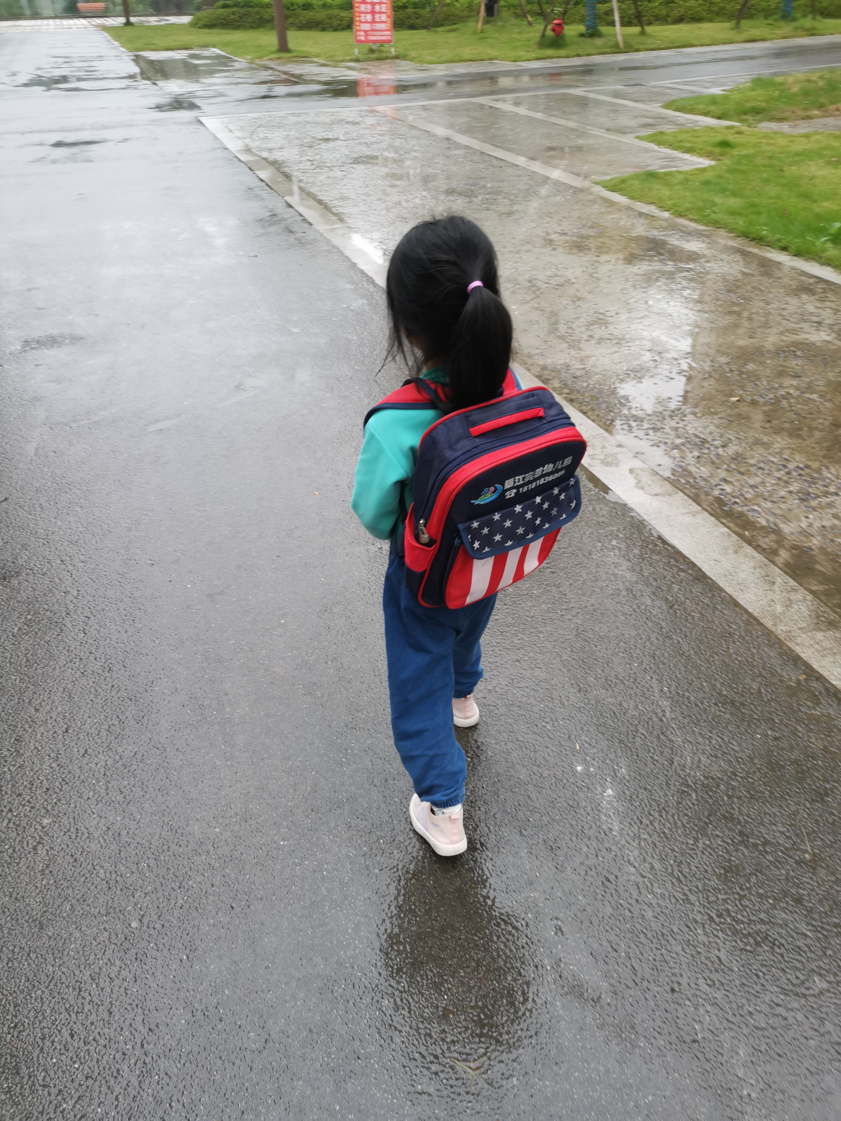 小孩放学时突然下起了雨,心中感慨万千