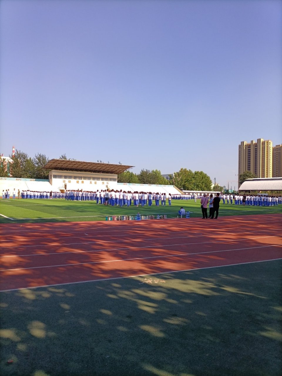 禹城三中体育场,高一新生在军训.