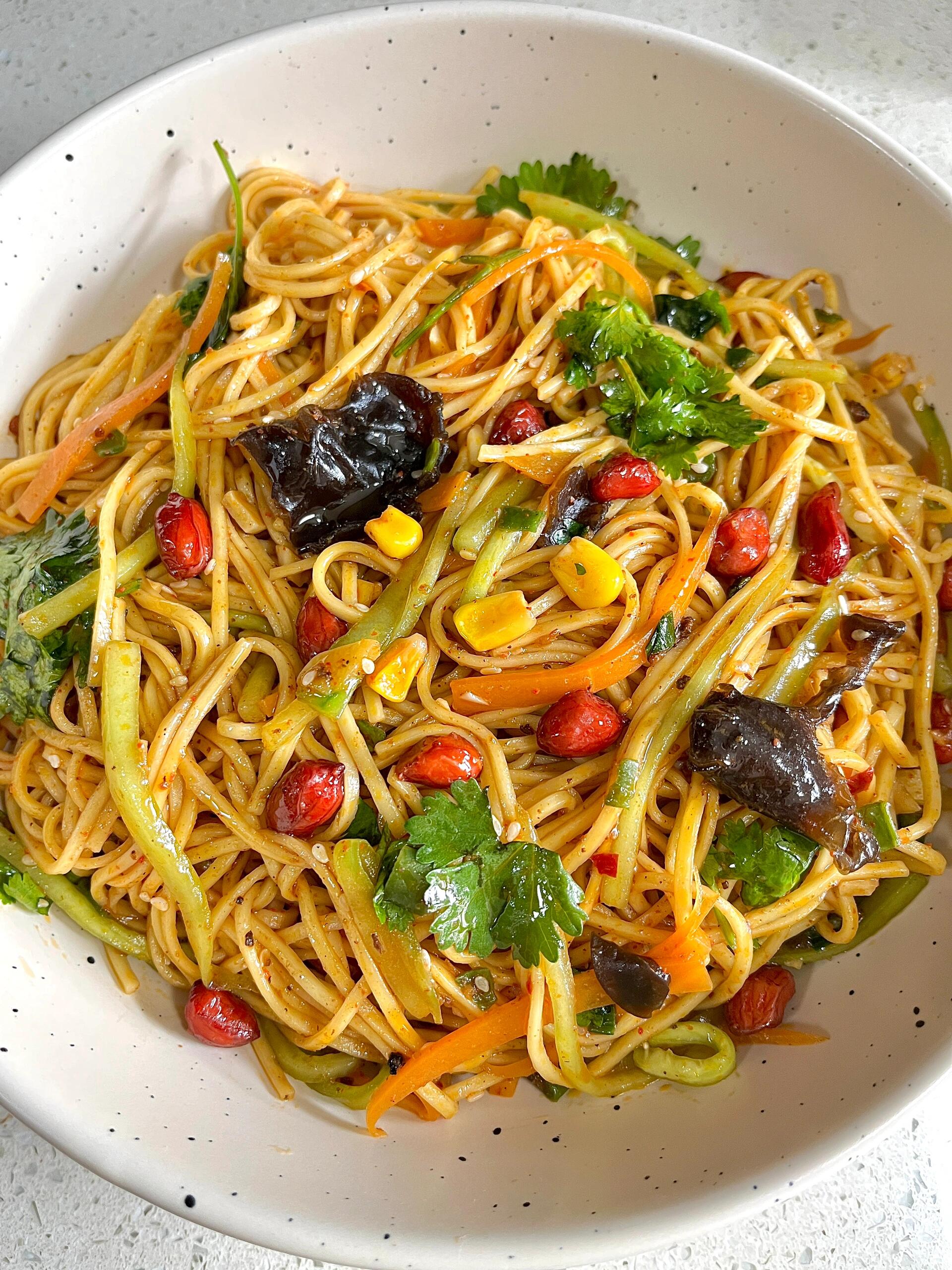 在家自制凉拌面,小学生儿子吃了两大碗