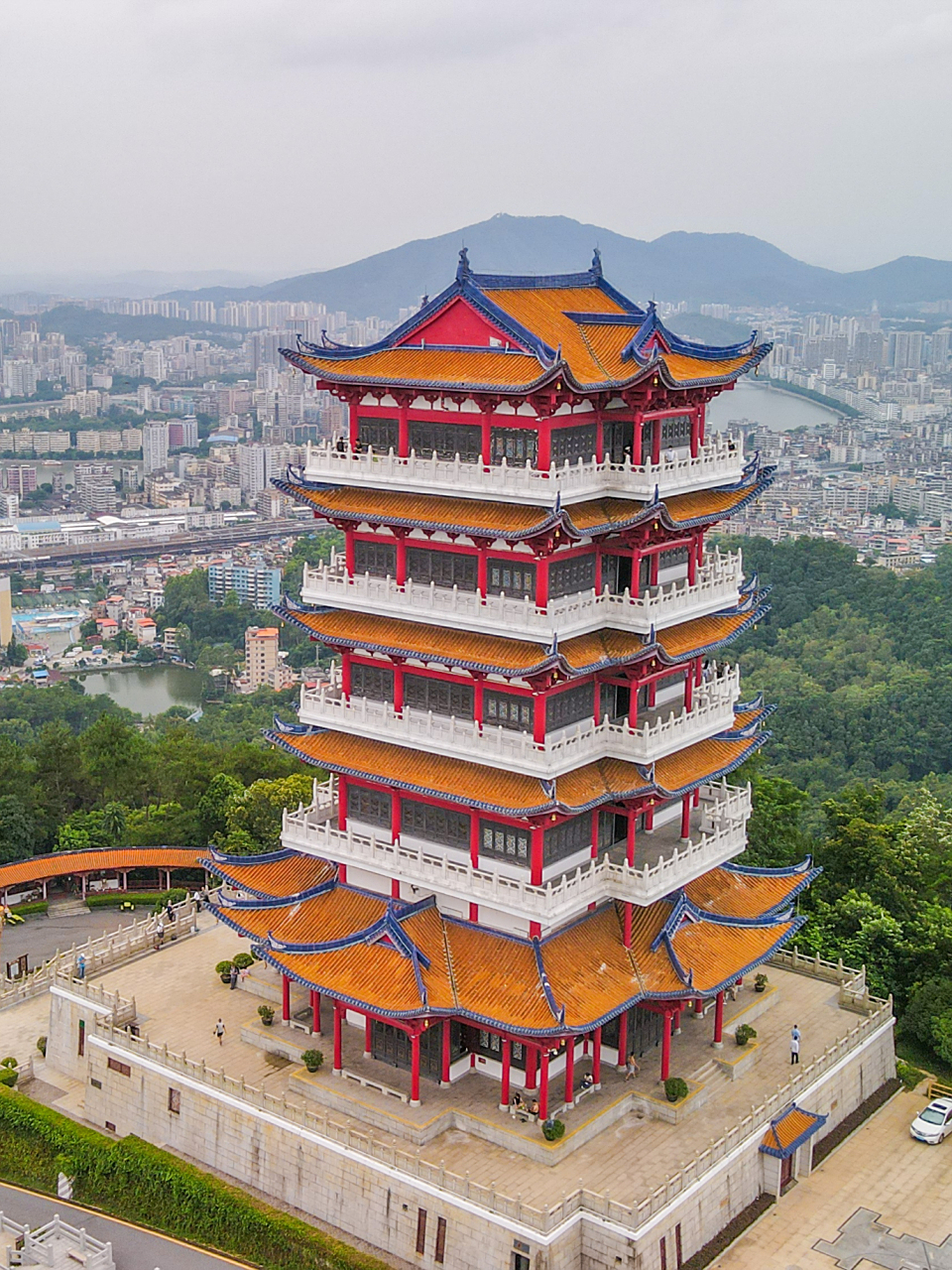 韶阳楼位于韶关国家森林公园最高处.