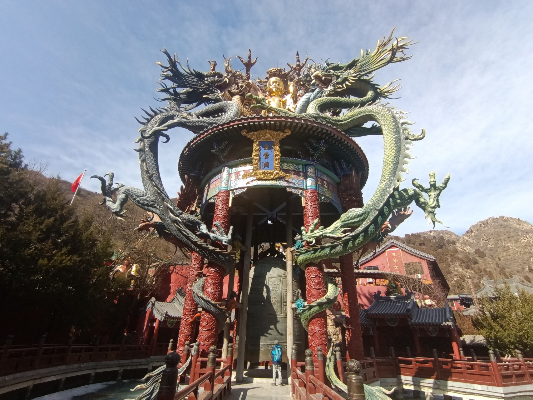 《白瀑寺遐想》 志高量天,鷹翅問鼎雲端 德厚丈地,巒壁挺直腰板 神居