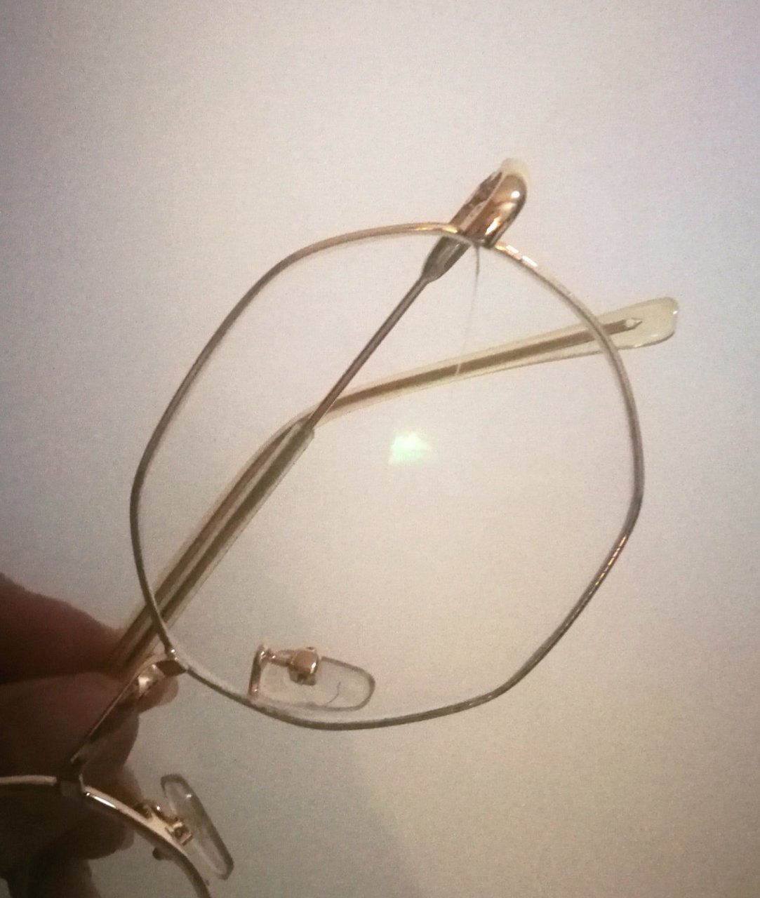 带了n年的眼镜碎了 唉,不能穿了[汗] 咦,哪不太对 哦,是不能戴了[左