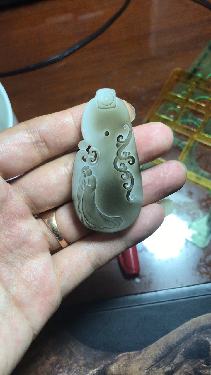 ✨这款白玉石吊坠,简直是艺术品的化身!