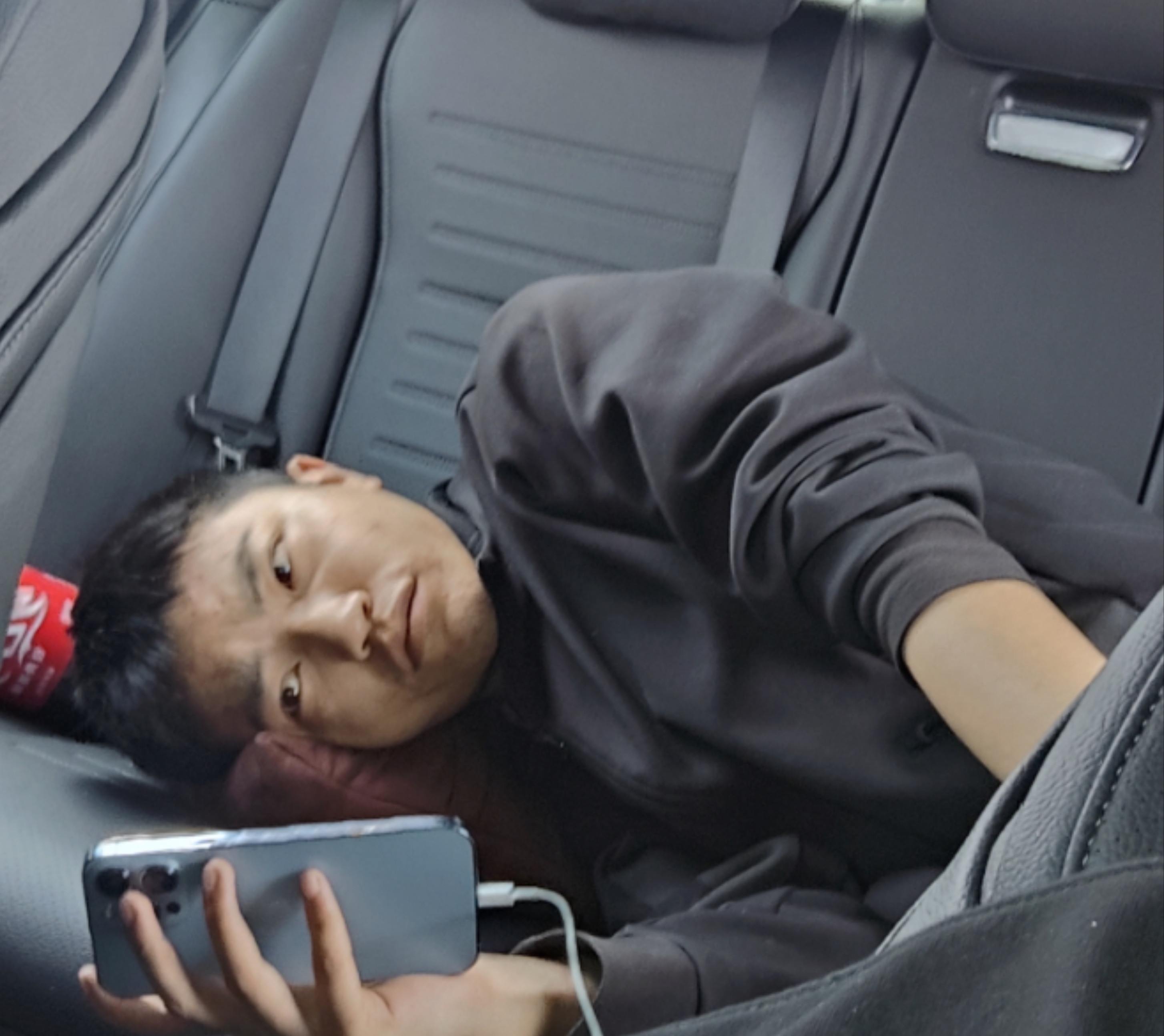 坐在车内的一角,车门紧闭,隔绝了外界的喧嚣