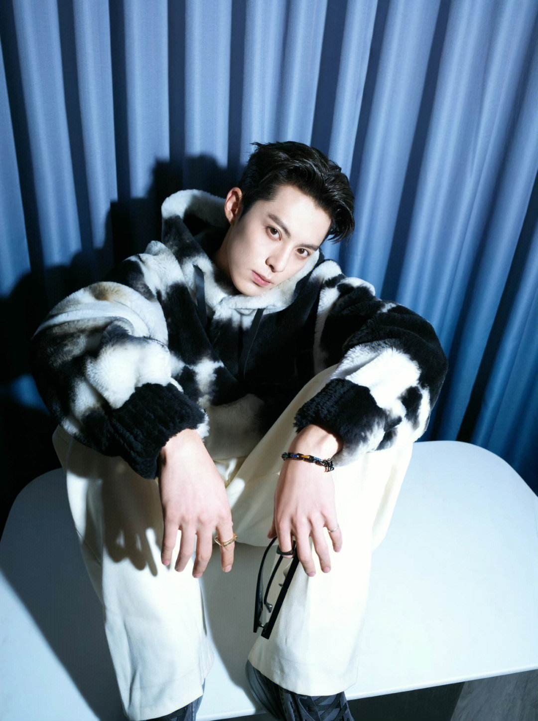 1,王鹤棣不喜欢做防晒,所以最近晒黑了非常多,天天被团队逼着护肤美白