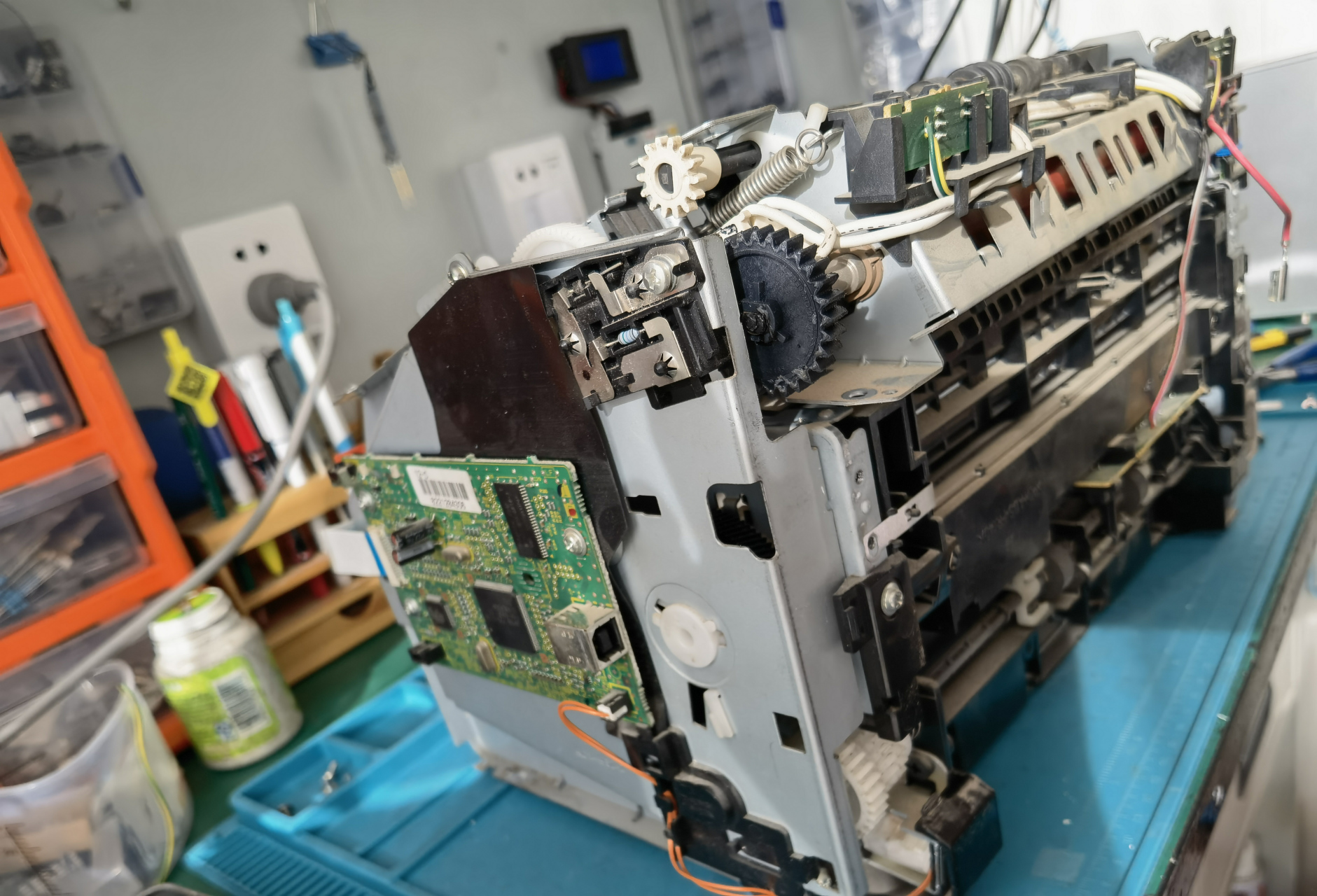 佳能2900打印机报卡纸故障,拆解清理传感器后恢复正常.