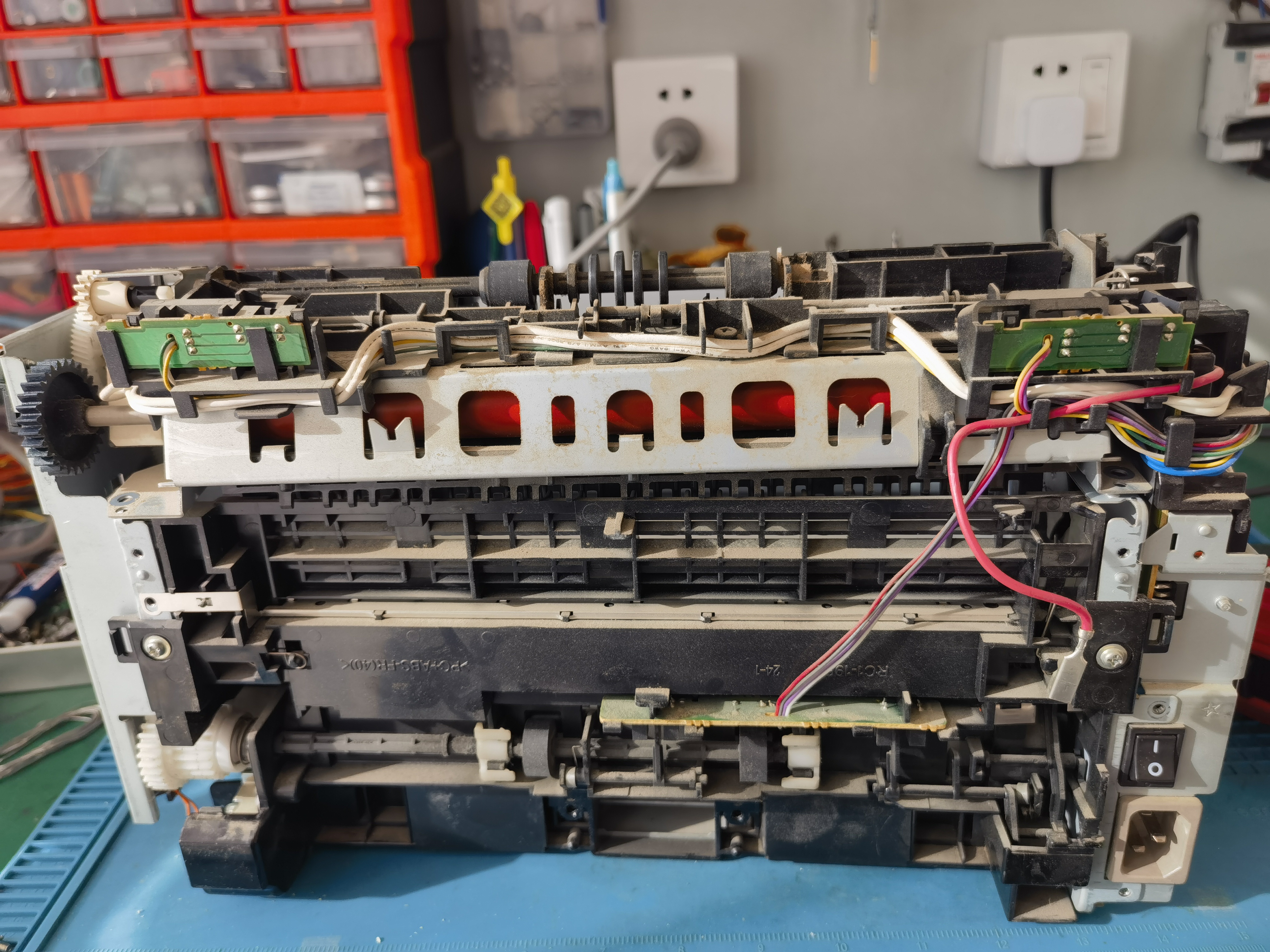 佳能2900打印机报卡纸故障,拆解清理传感器后恢复正常.