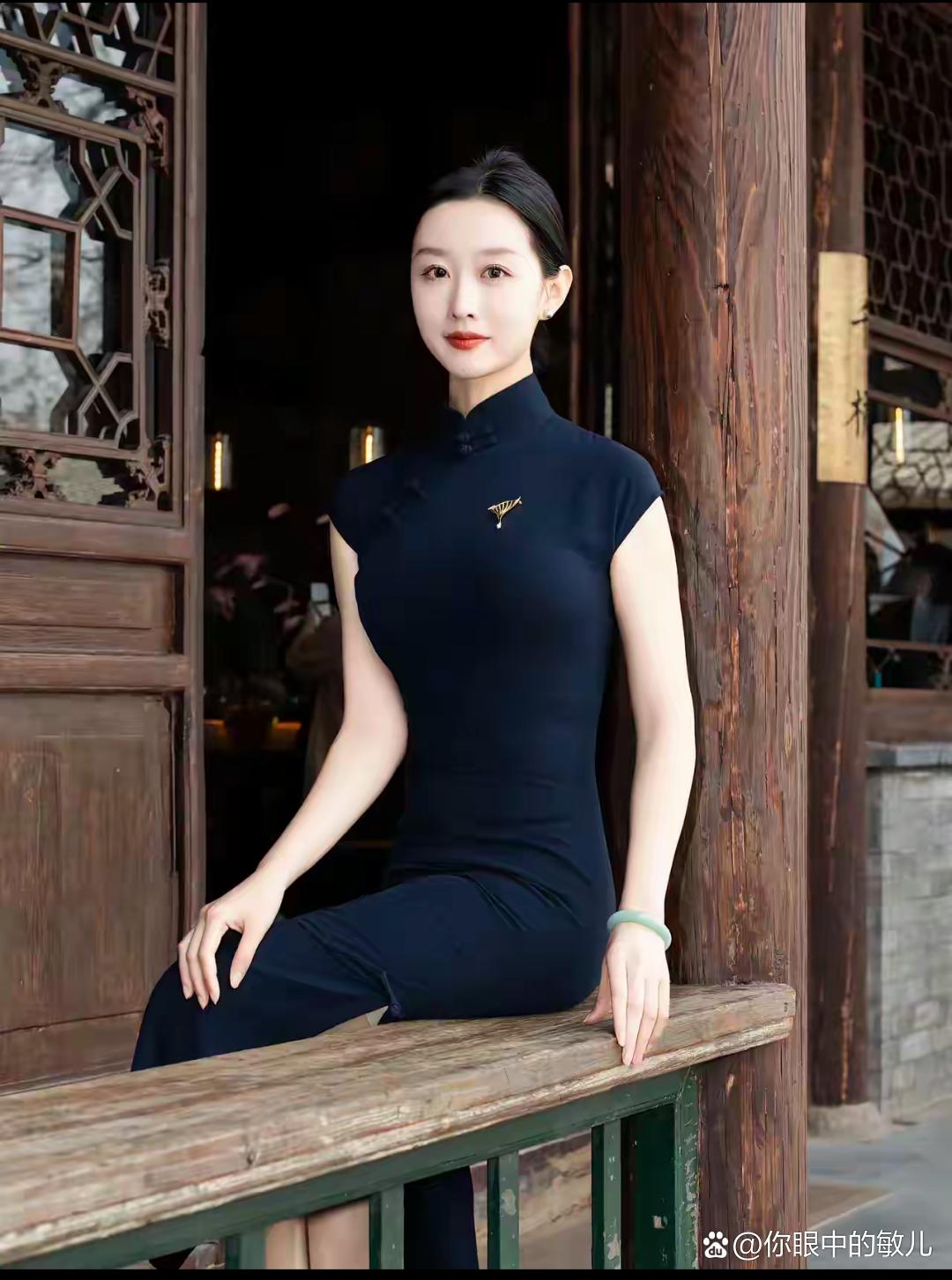 哇,小姐姐坐在木栏上好优雅,这身旗袍真有韵味,羡慕了!