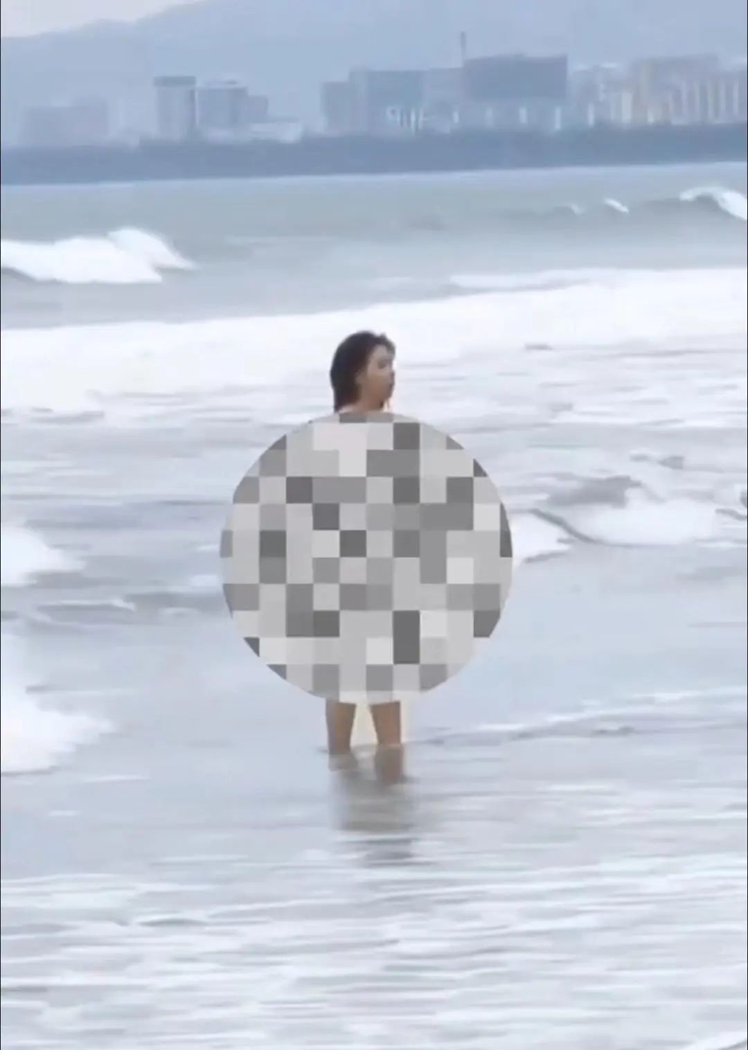 百家快评#4月10日,网络上流传一段视频,内容疑似在海南三亚湾海滩