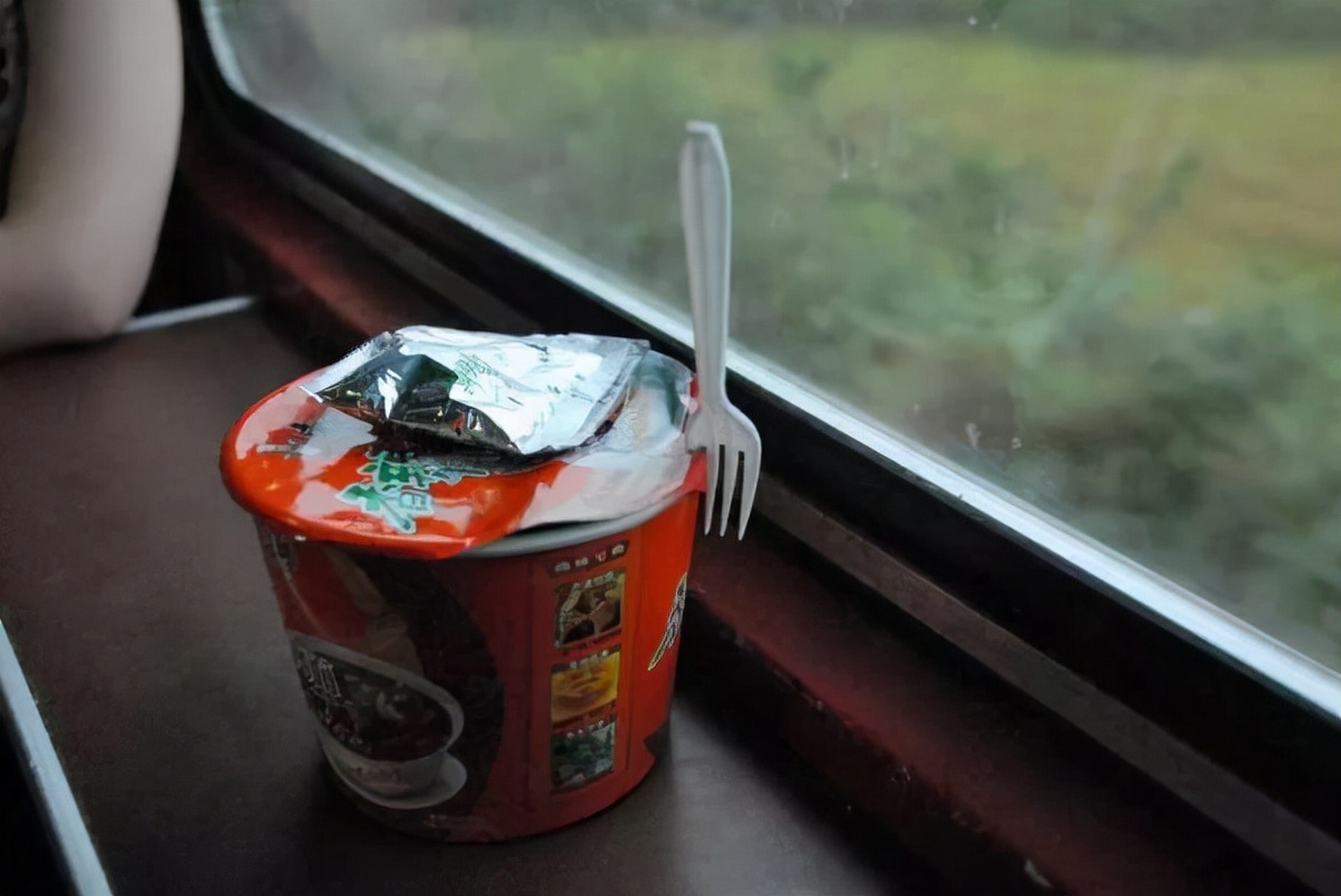 老人高铁干吃泡面,曾因为泡面味道被不友好对待!