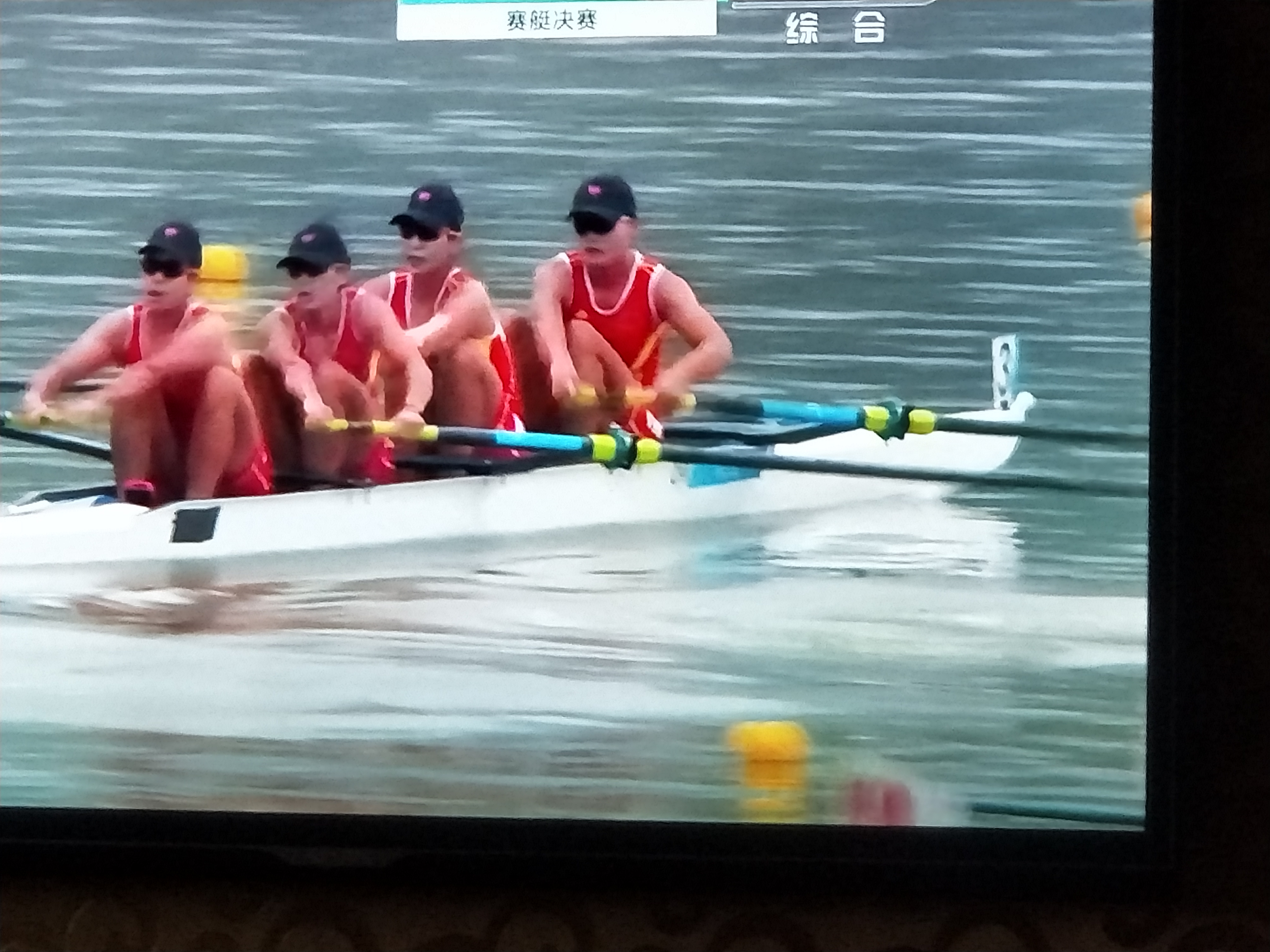 赛艇比赛的解说员太可爱了!丢,丢,丢手绢,轻轻的放在小朋友的身后.