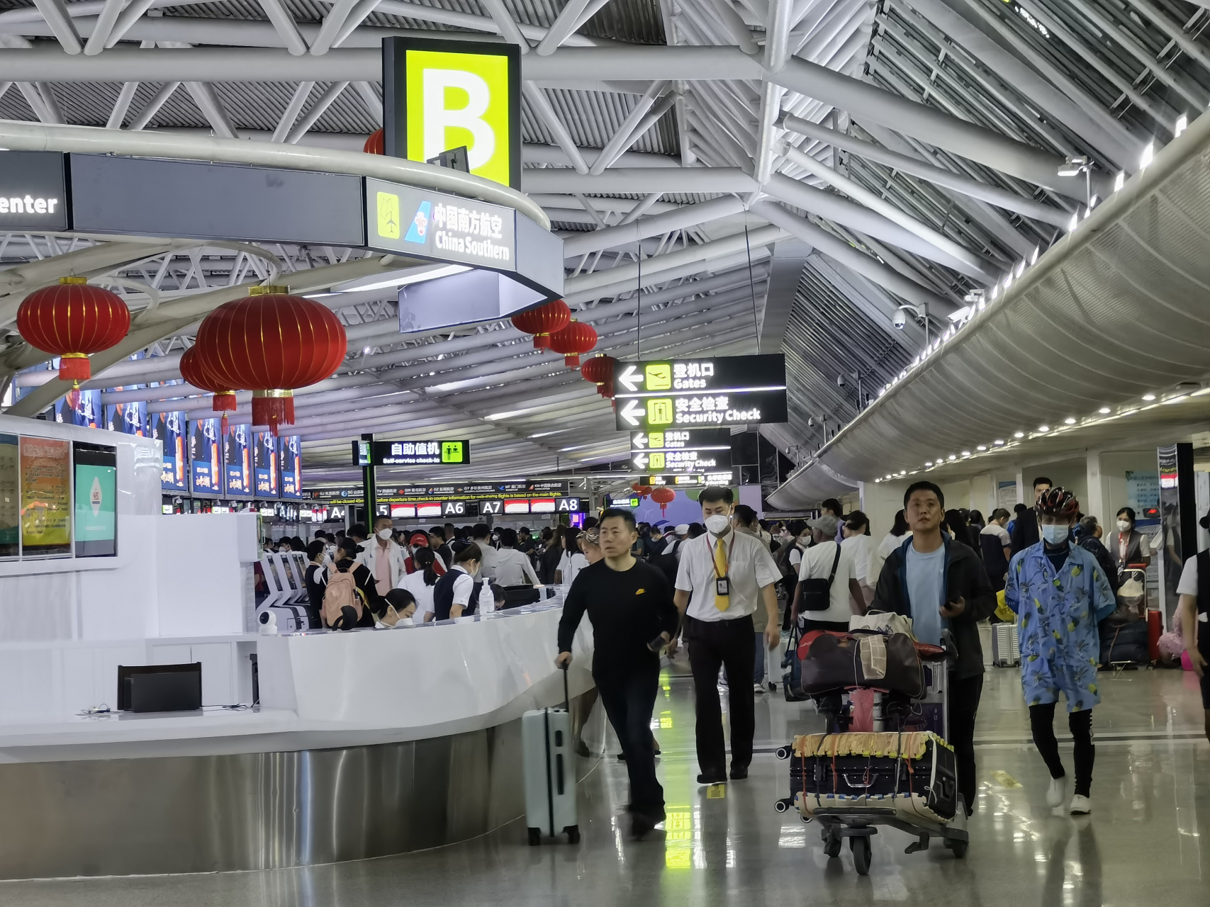 过年期间的旅游旺季,三亚凤凰国际机场更加繁忙,即便目前的往返旅客"