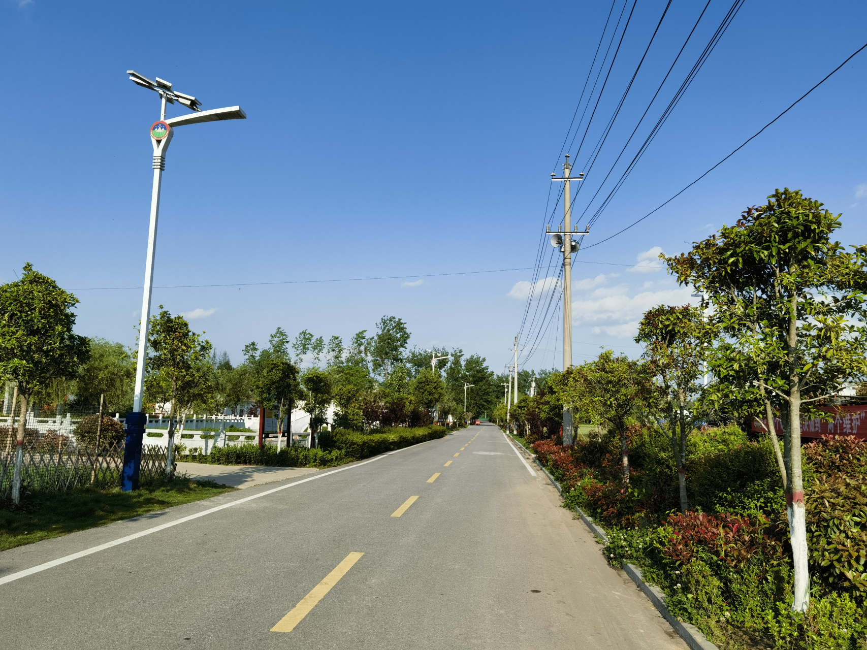 走进息县路口乡弯柳树村,在村第一书记宋瑞的带领,讲解下,参观了农家