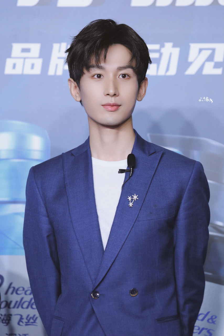 只为收集美好06挖掘一组成毅早期照片,穿蓝色西装也好帅