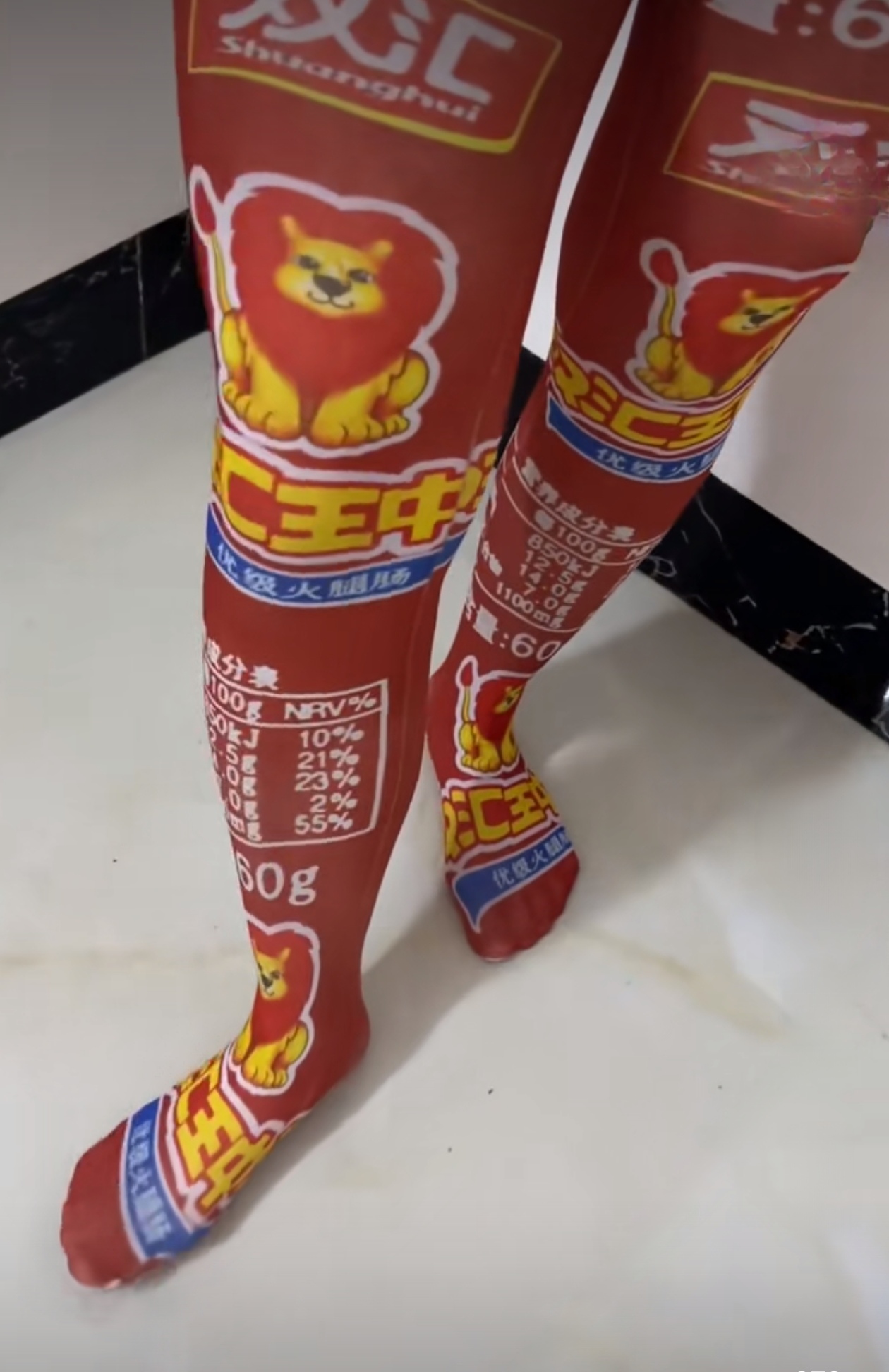 这两根火腿肠够我吃几天了,哈哈,生活就是这么简单又温馨
