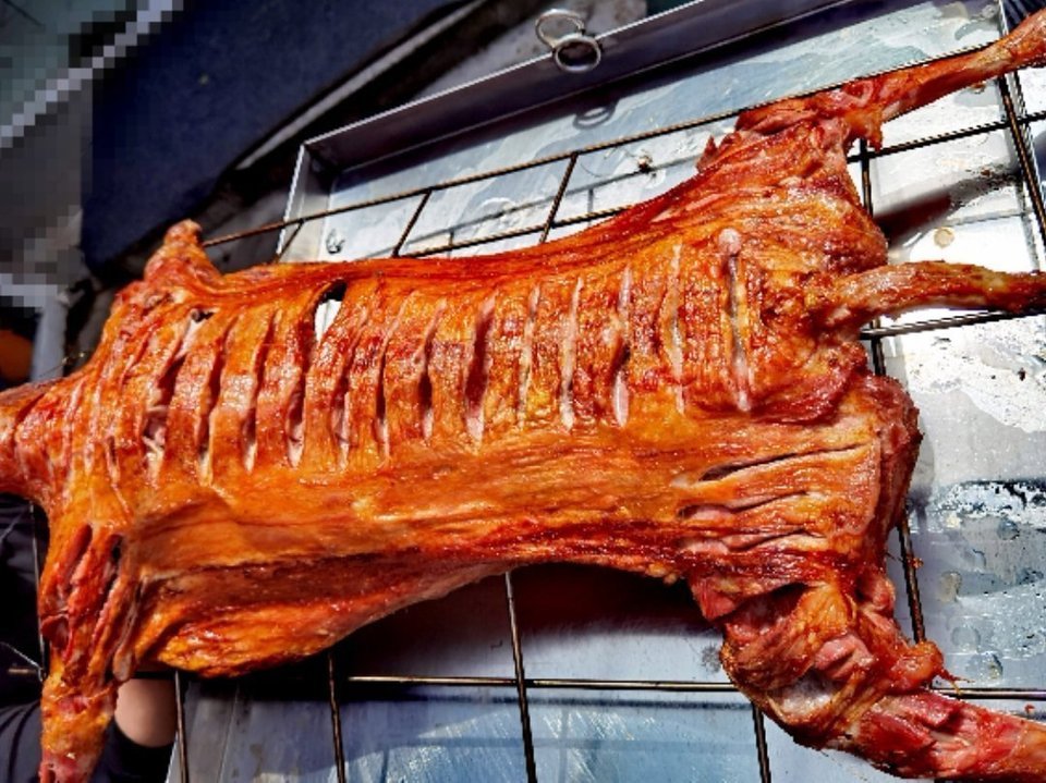 烤全羊听起来不错 ,但一般都是市场的饲料羊,不美.至于