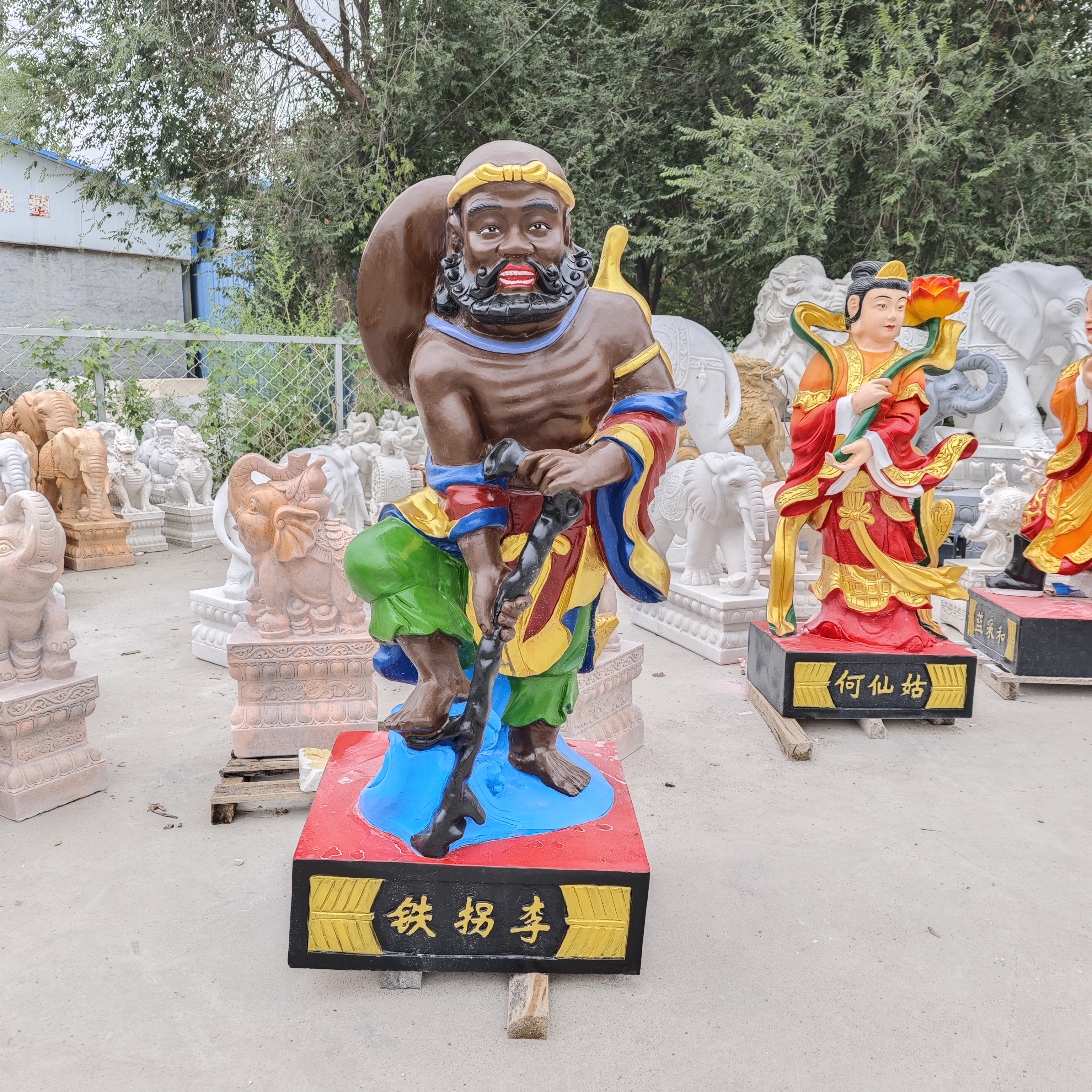 石雕彩绘人物雕像,国雾缭绕,铁拐李在此站岗,守护着这方土地的祥和.