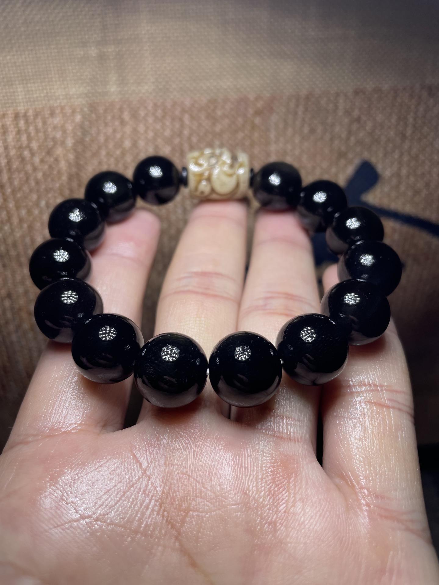 【罕世珍宝 极品黑金手串8215现.@乾坤稀文玩的动态