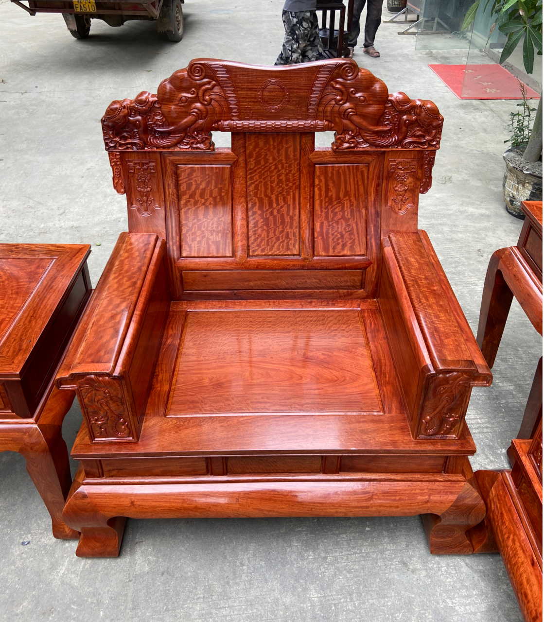 河北客户定制的缅花大奔沙发十件套/选用满水波纹料/成品做好非常漂亮