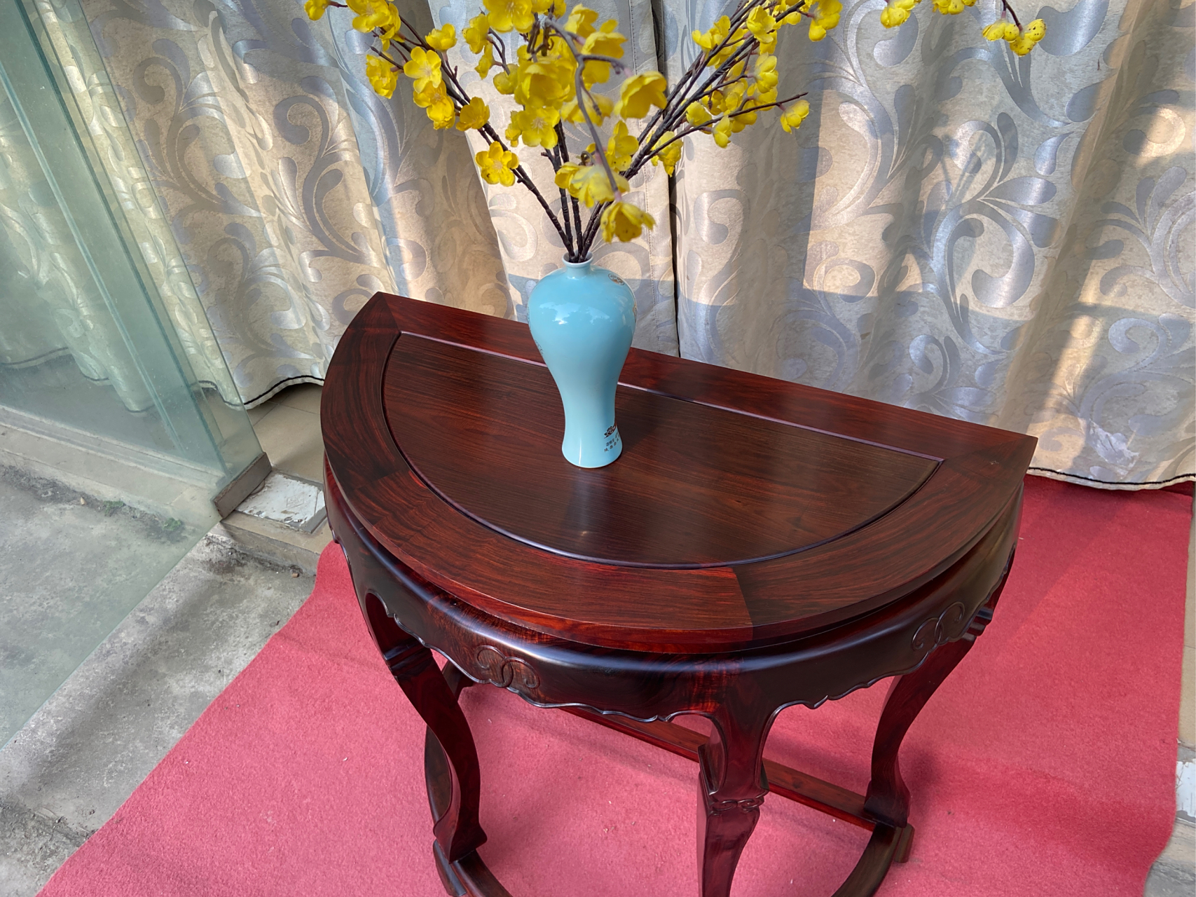 因其合起来如满月,分开摆放时如月牙,故称月牙桌.