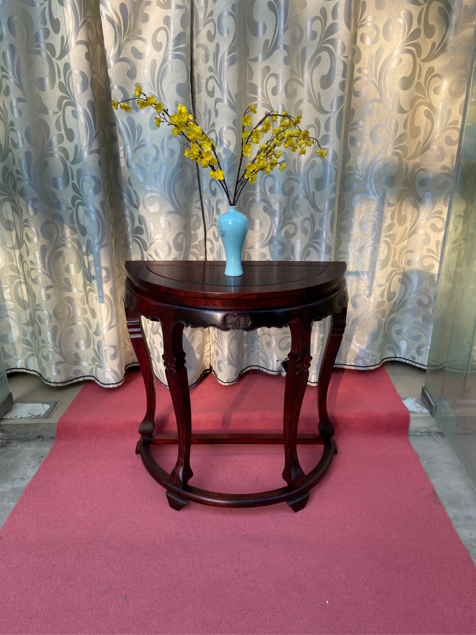 因其合起来如满月,分开摆放时如月牙,故称月牙桌.