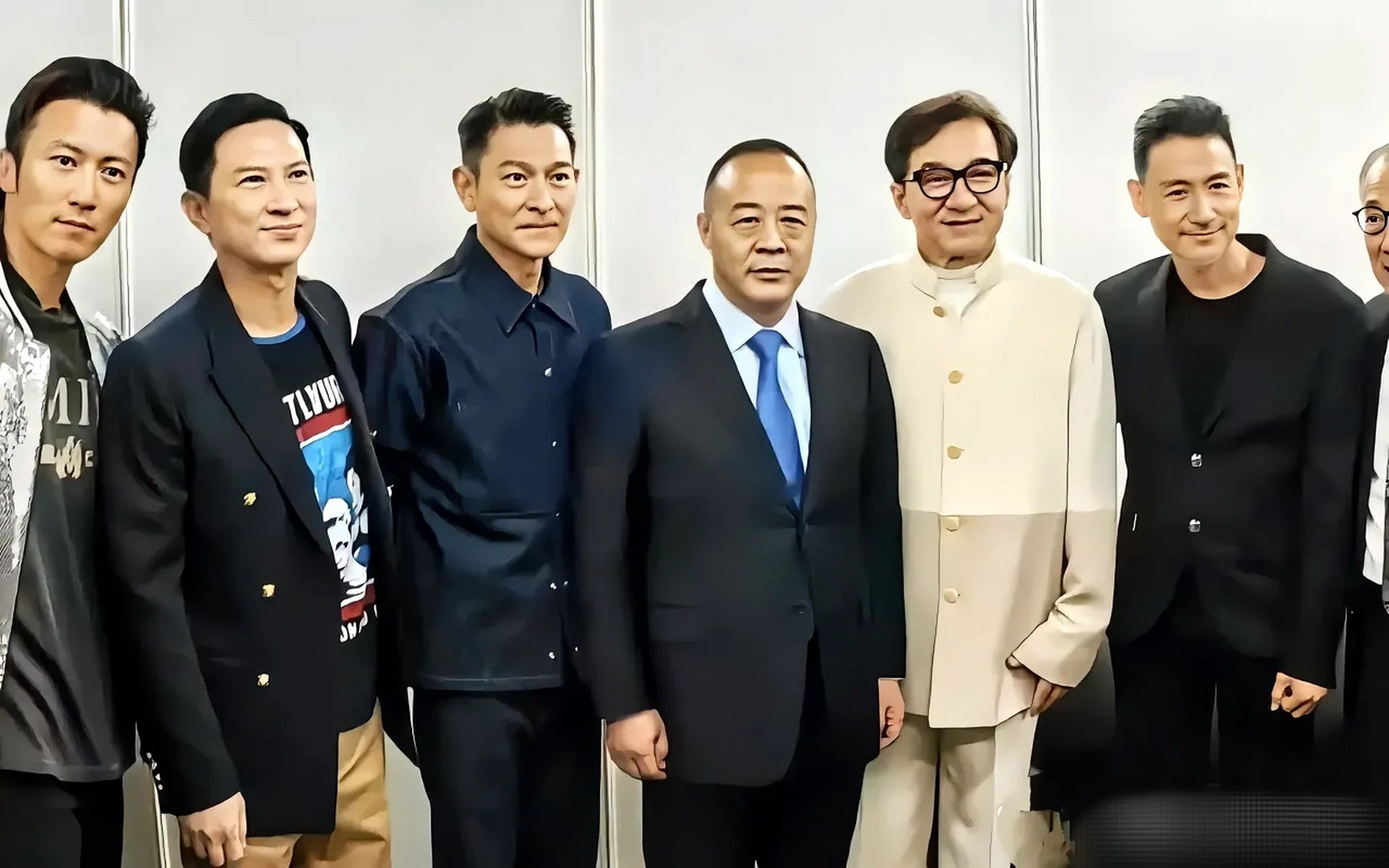 要这么说,英皇老板杨受成连脸都才露半边呢!