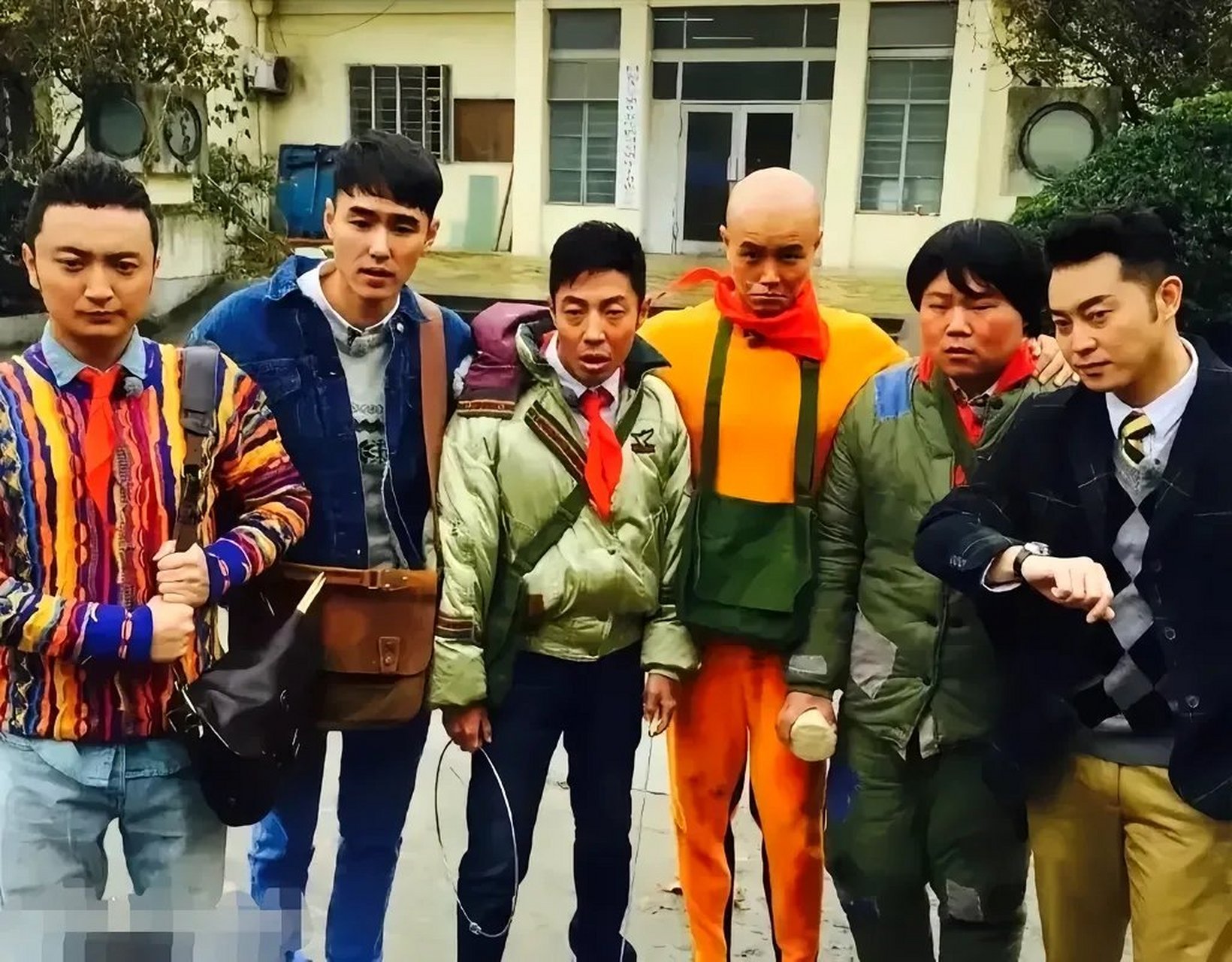这一张照片里就撒贝宁帅,又是红领巾,又是铁环,而且神采奕奕.
