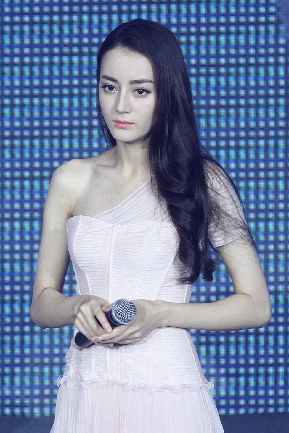 在娱乐圈中,浓颜系美女迪丽热巴再次惊艳全场,刷新了美的标准!