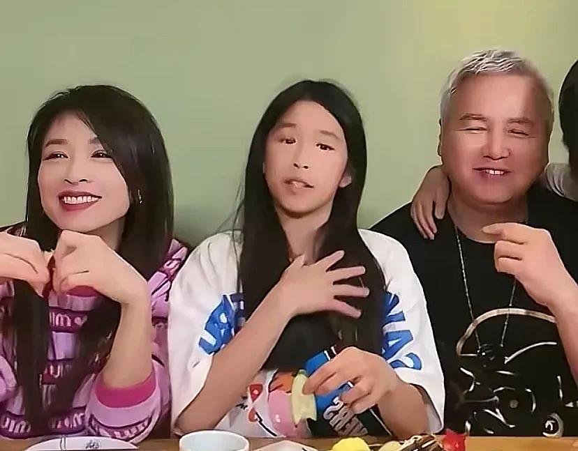 与前妻曾哲贞生的大女儿林静,和现任妻子张庭生的小女儿林家菱的照片