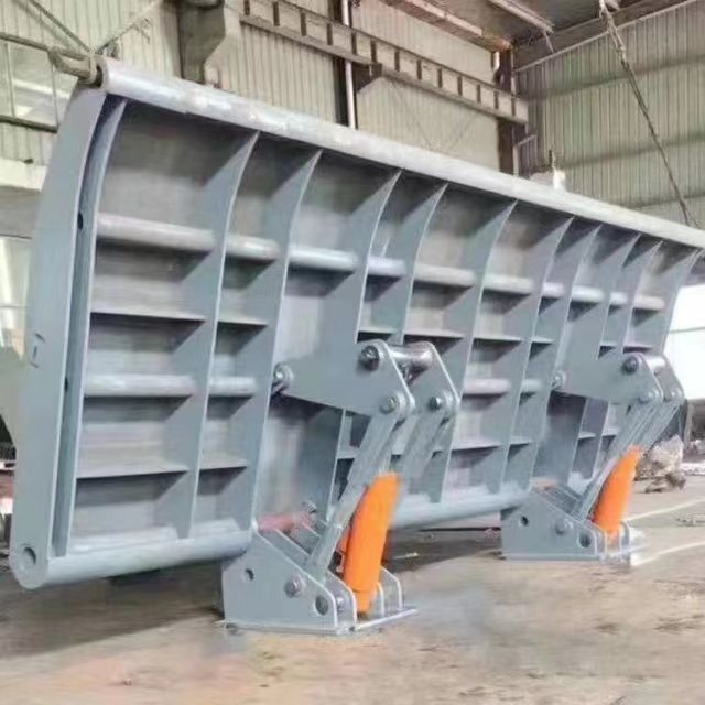 液压翻板坝是通过液压油泵来控制金属闸板的开合的新型拦水坝.