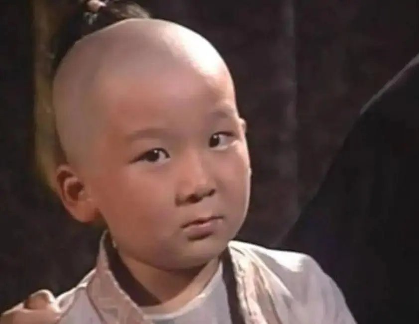 小叮当小时候的照片和长大后的照片对比.