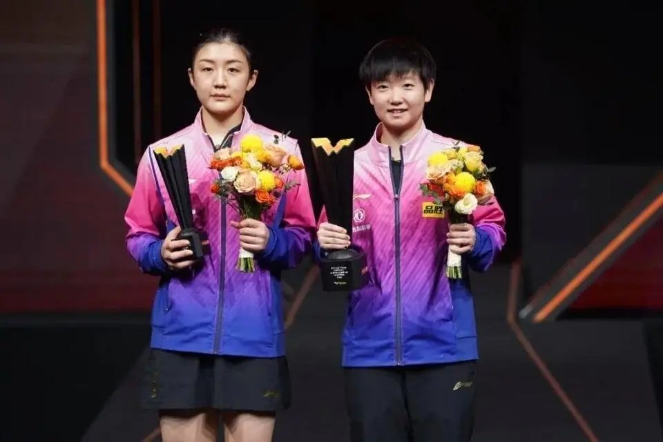 孙颖莎和陈梦在领奖台上的合照!