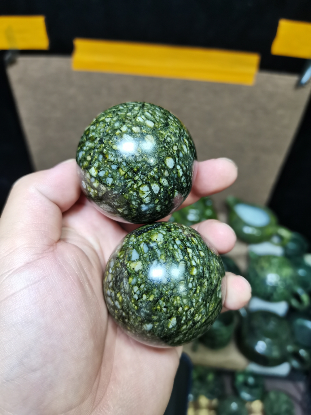 藏玉《药王石》产自西藏雅鲁藏布有丰富的矿物微量元素,历史早已列入