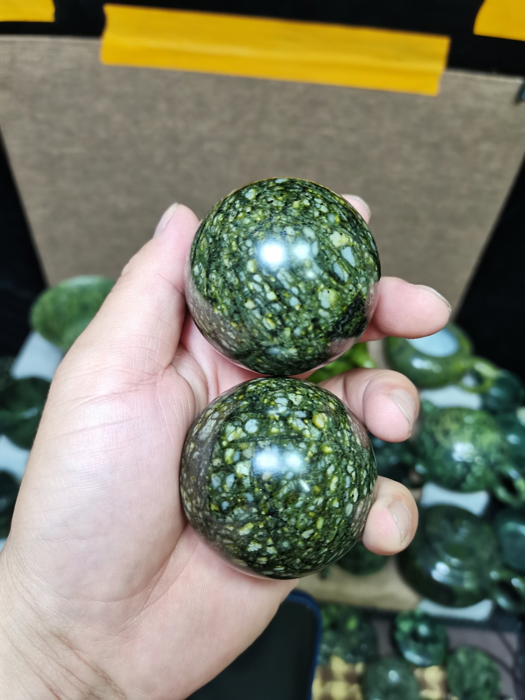藏玉《药王石》产自西藏雅鲁藏布有丰富的矿物微量元素,历史早已列入