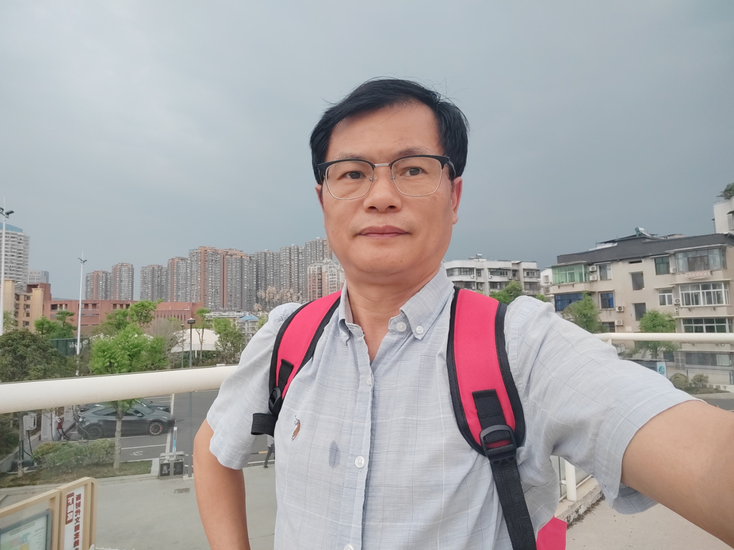 当暴风骤雨即将到来的时候 我站在山顶的屋顶上眺望