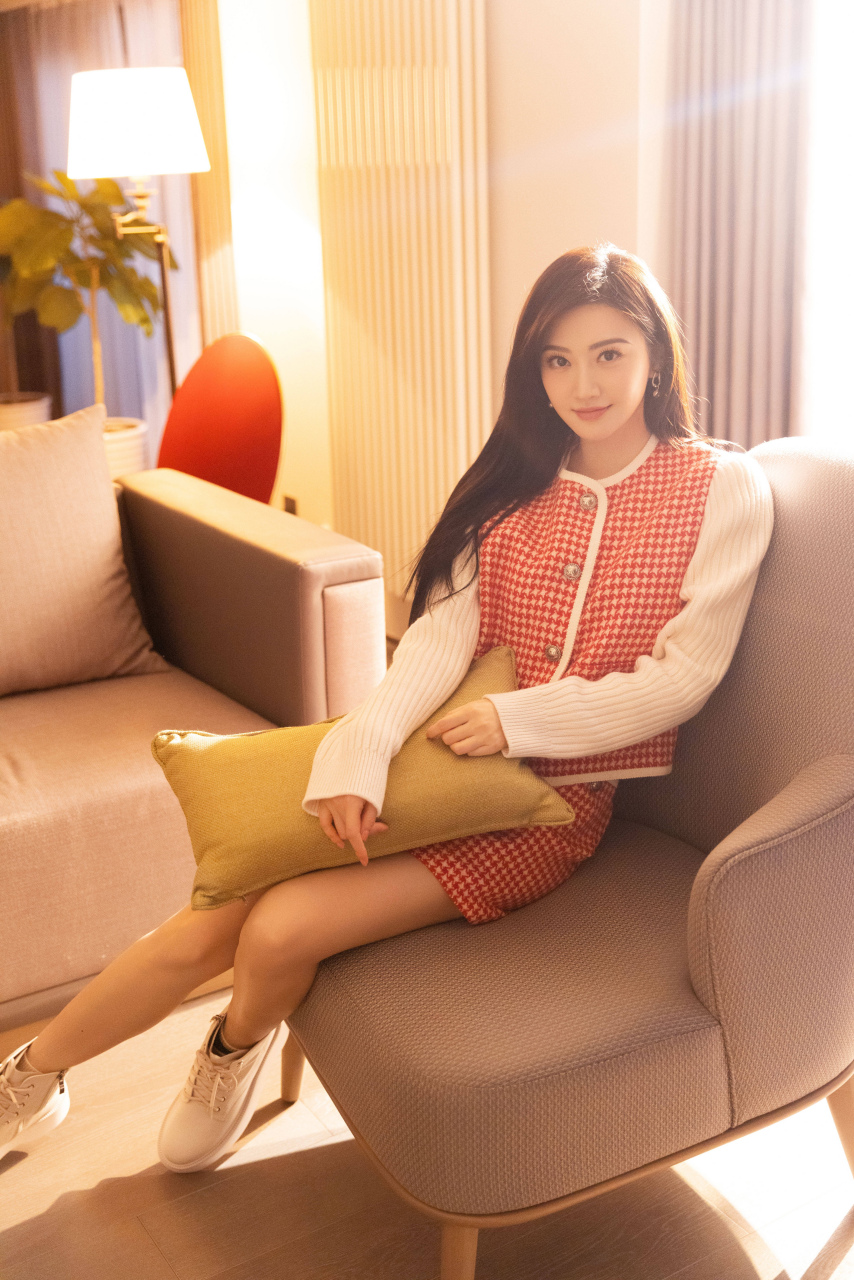 鞠婧祎清纯美丽,景甜甜美妩媚,你更喜欢谁?