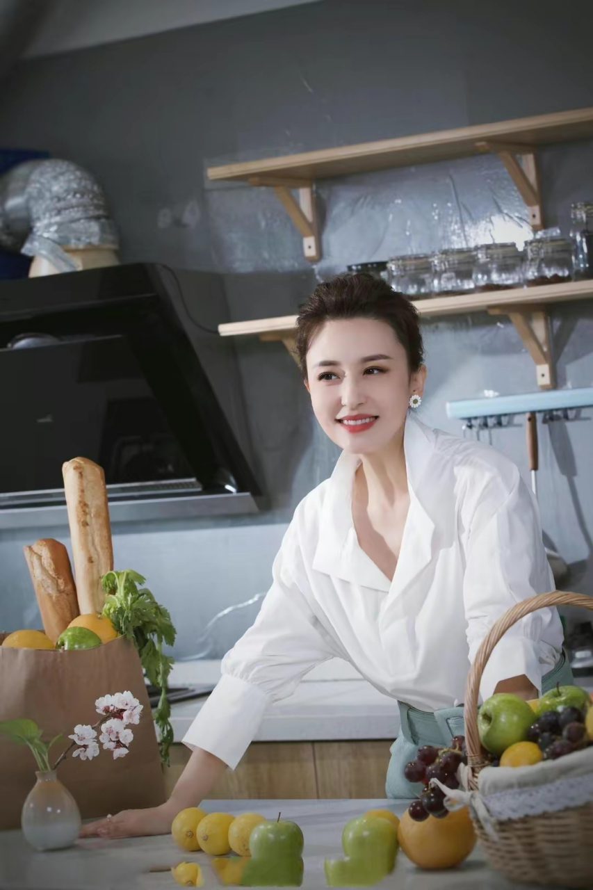 央视主持人张蕾真的好美!穿搭也很时尚,展现出了东方女性特有的魅力.