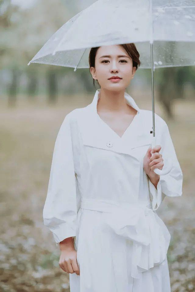 张蕾时尚大方的美女主持人,她能把各种款式的衣饰气质拿捏得恰到好处!