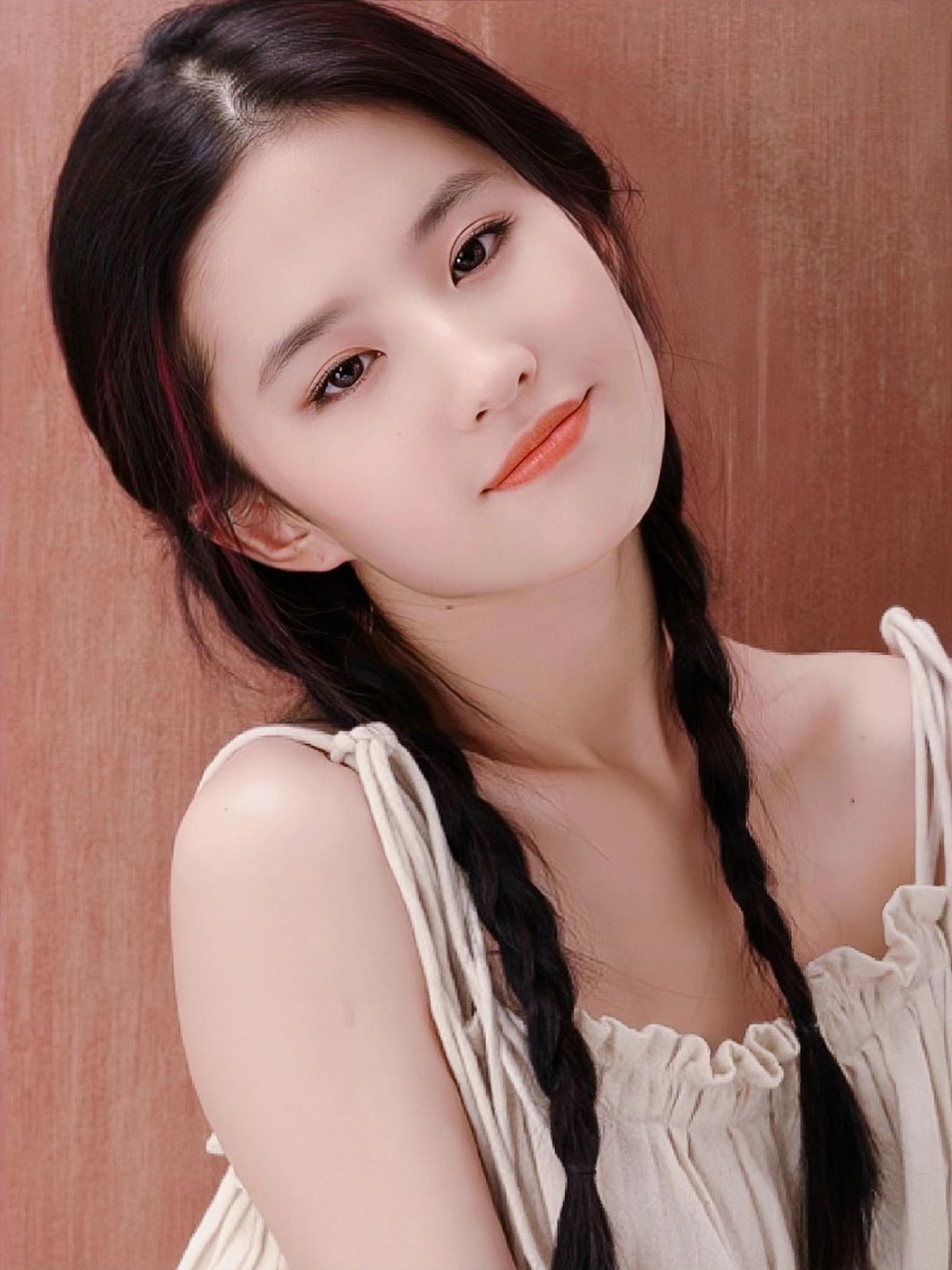 刘亦菲刚出道时的样子更加清纯可爱,调皮中有女人的妩媚!