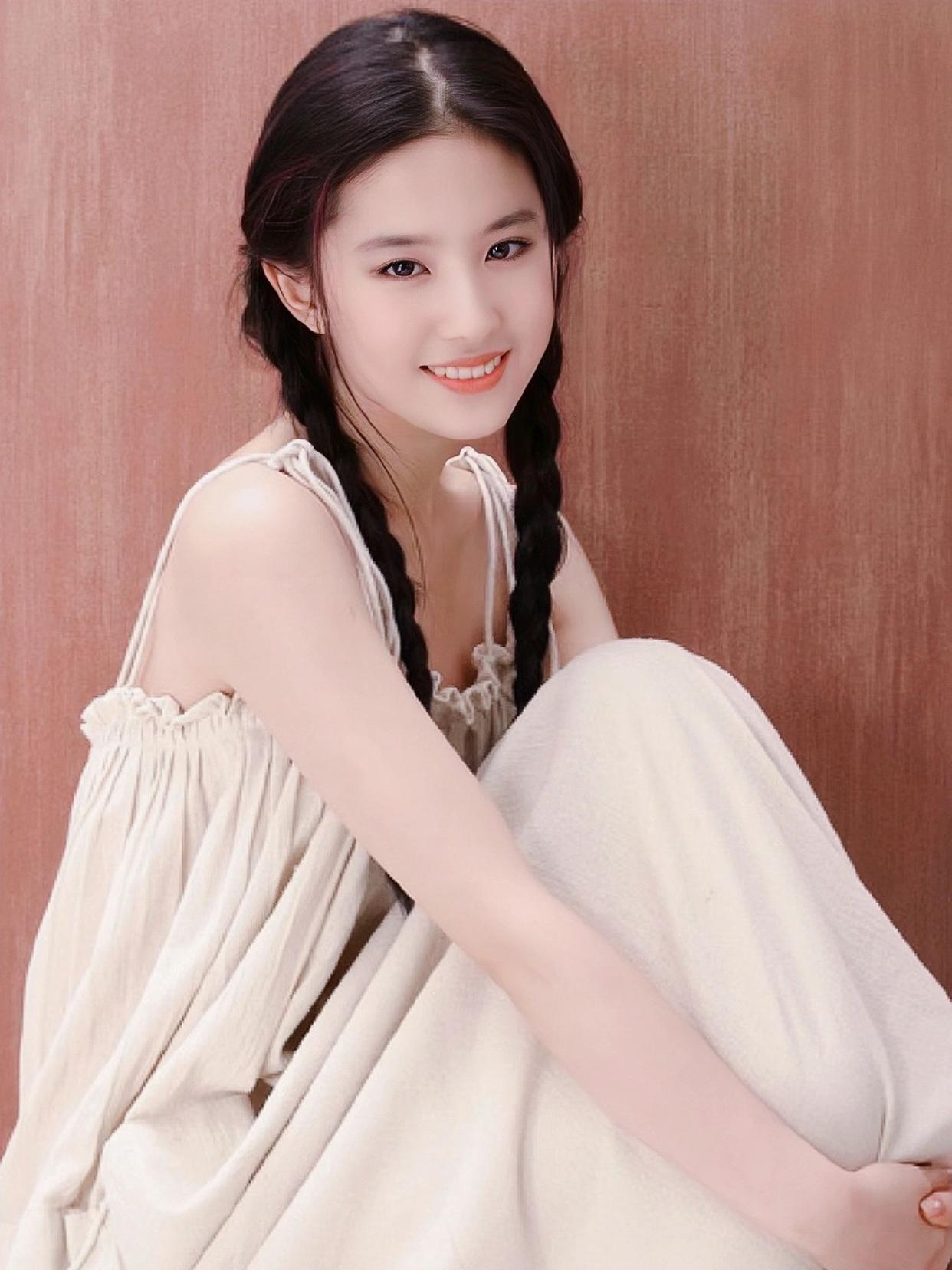 刘亦菲刚出道时的样子更加清纯可爱,调皮中有女人的妩媚!