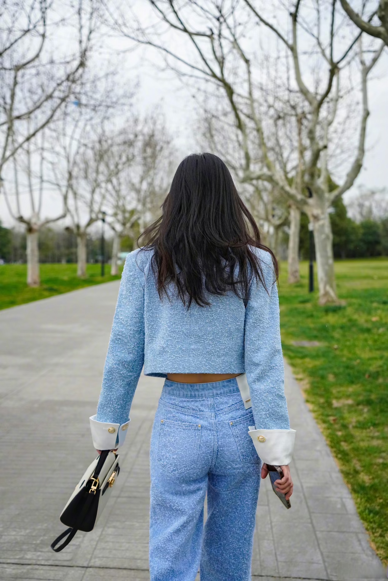 柳岩一改性感风格,这套时尚休闲牛仔裤穿搭时尚青春,可爱妩媚.