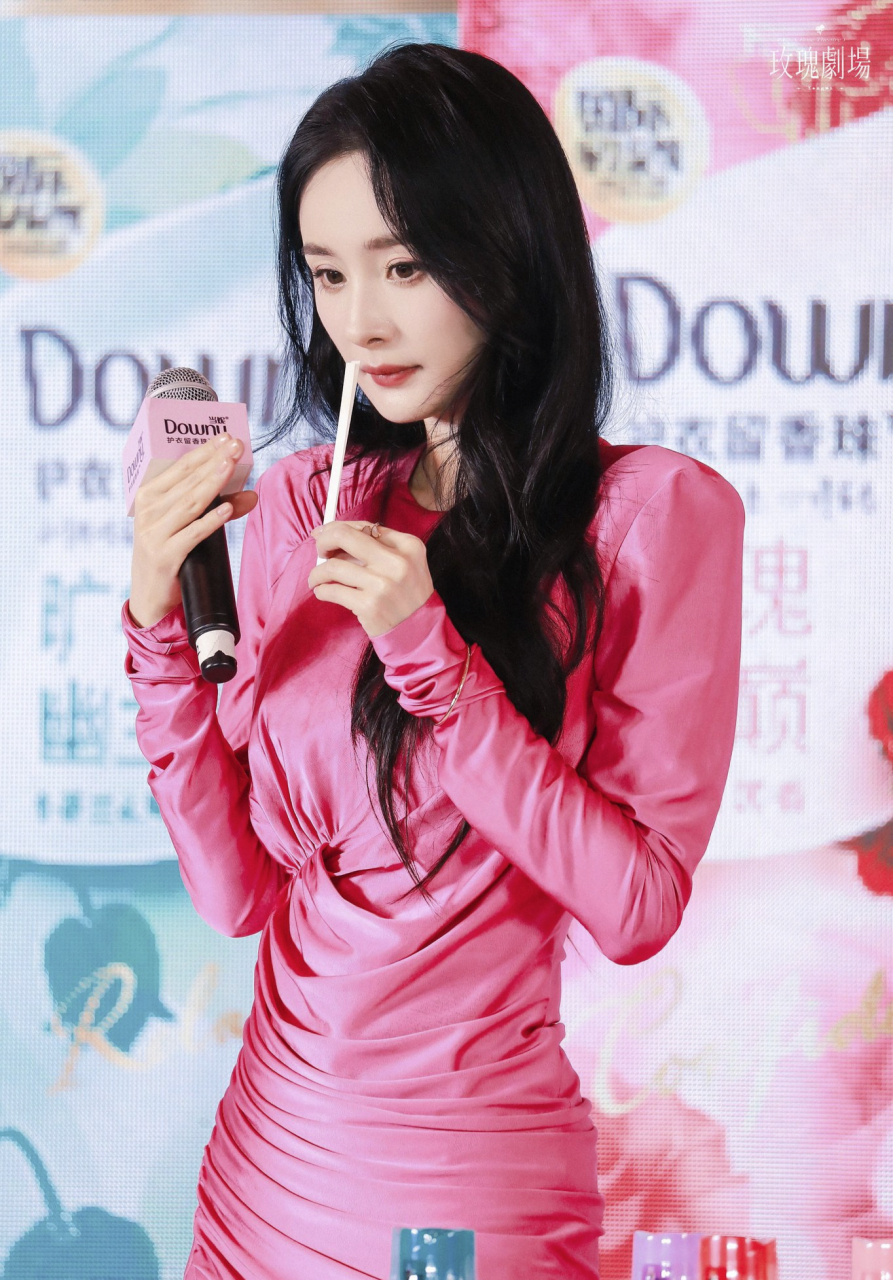 杨幂这款粉红的旗袍让她更加的妩媚动人,婀娜多姿,性感迷人!