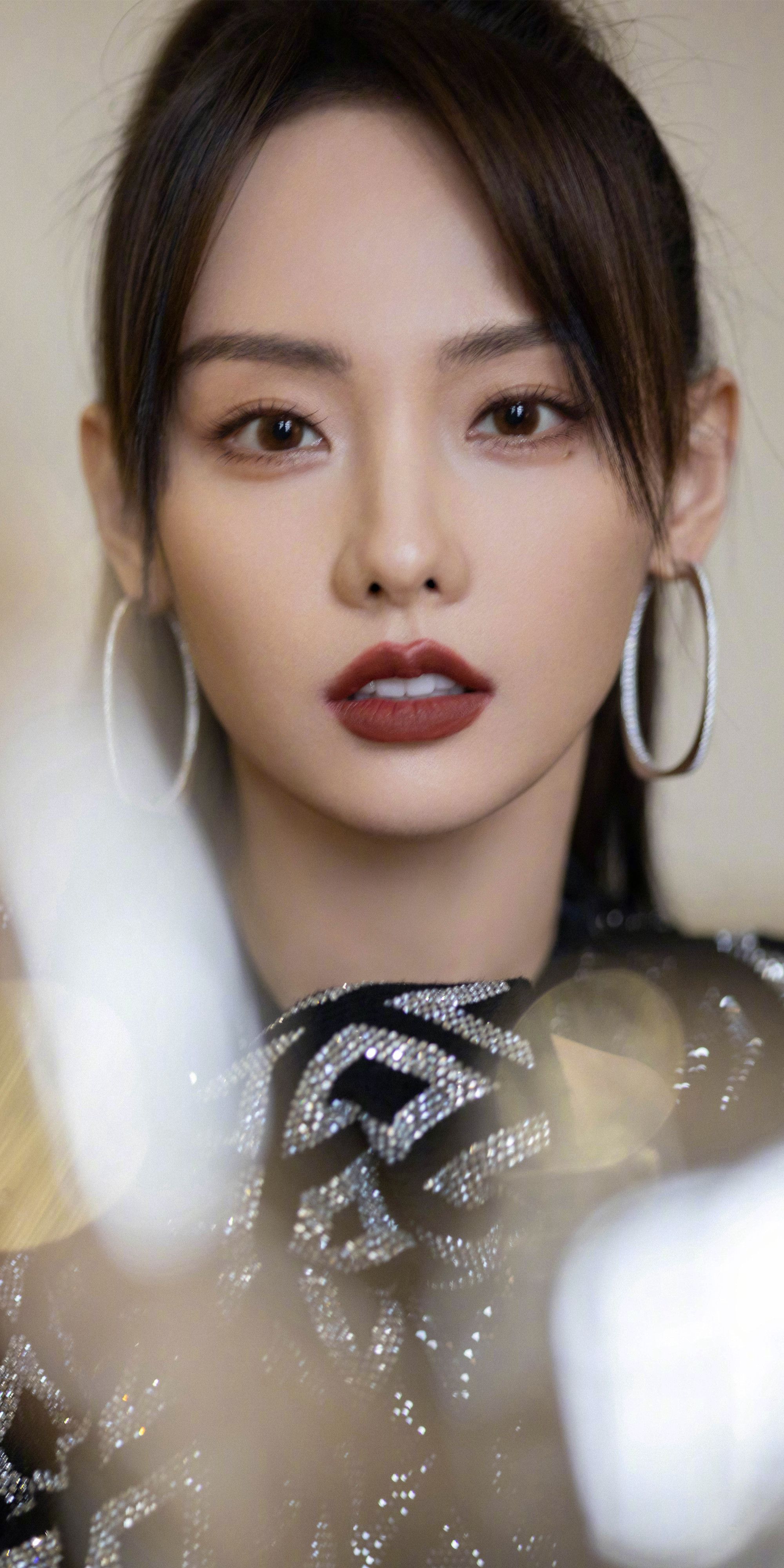 张嘉倪其实是不折不扣的女神,身材高挑性感,颜值妩媚迷人.