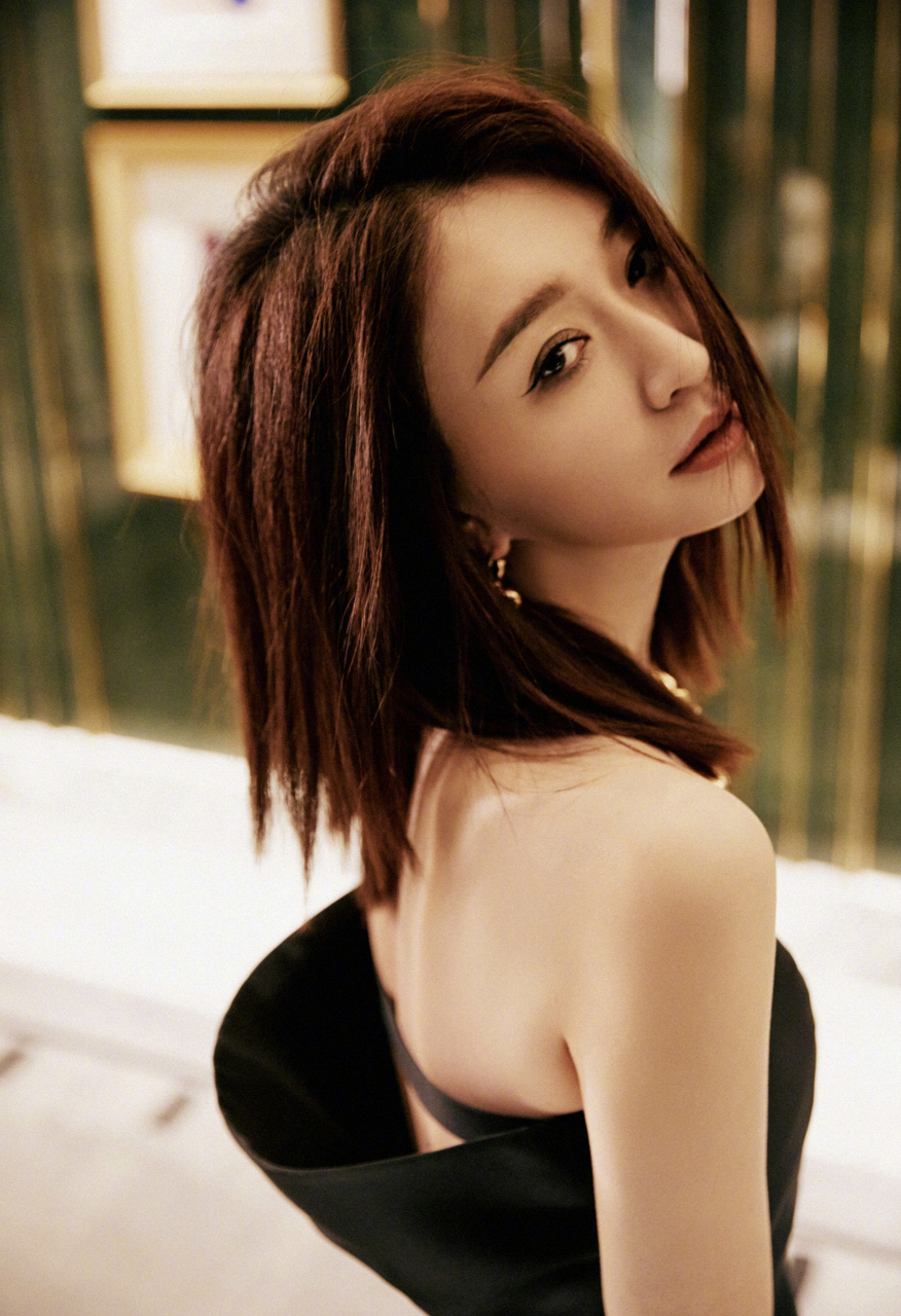 李小冉皮肤白皙光滑,体态优雅轻盈,身材婀娜多姿,嘴唇红润丰满,媚眼