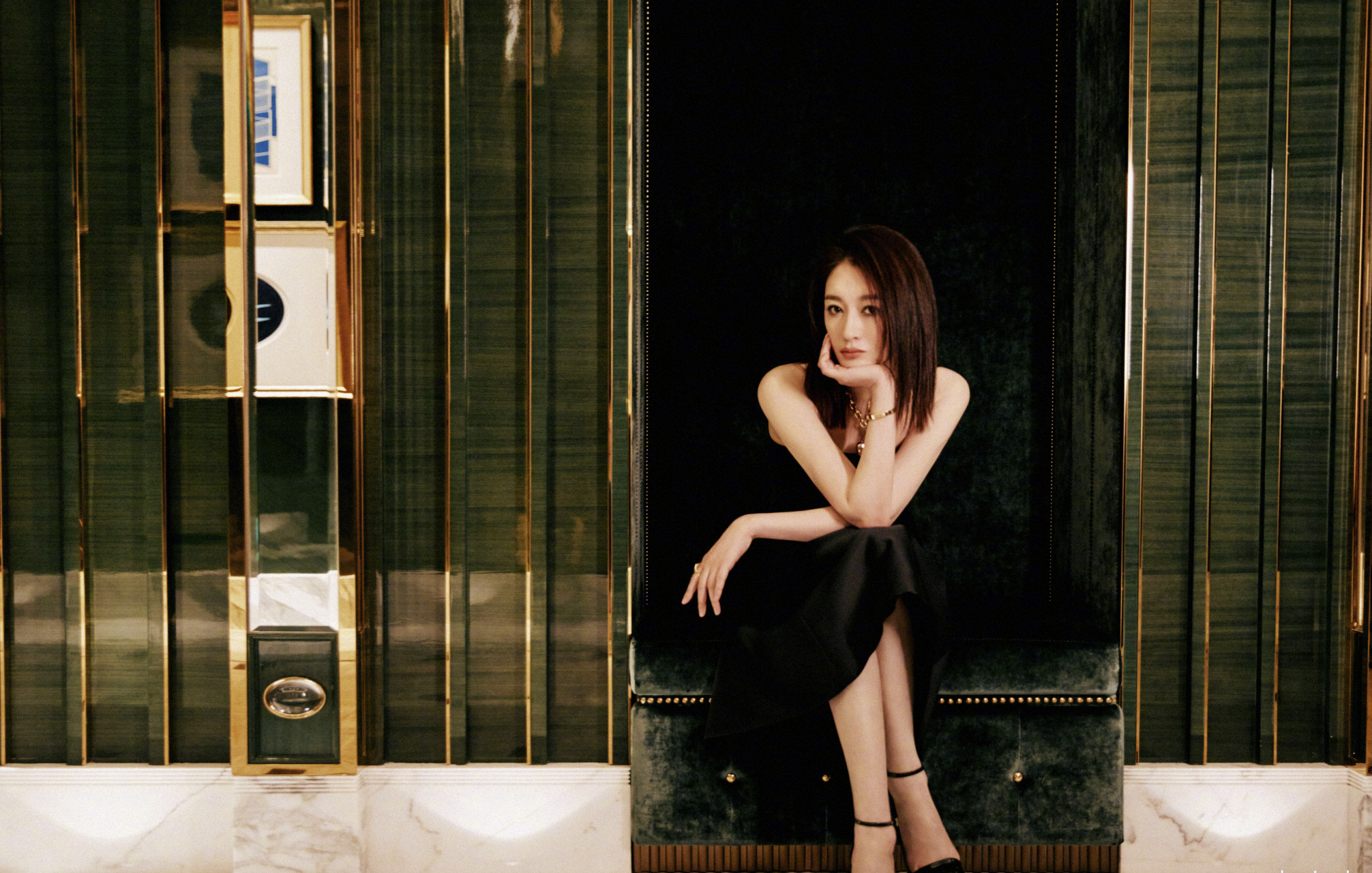 李小冉皮肤白皙光滑,体态优雅轻盈,身材婀娜多姿,嘴唇红润丰满,媚眼