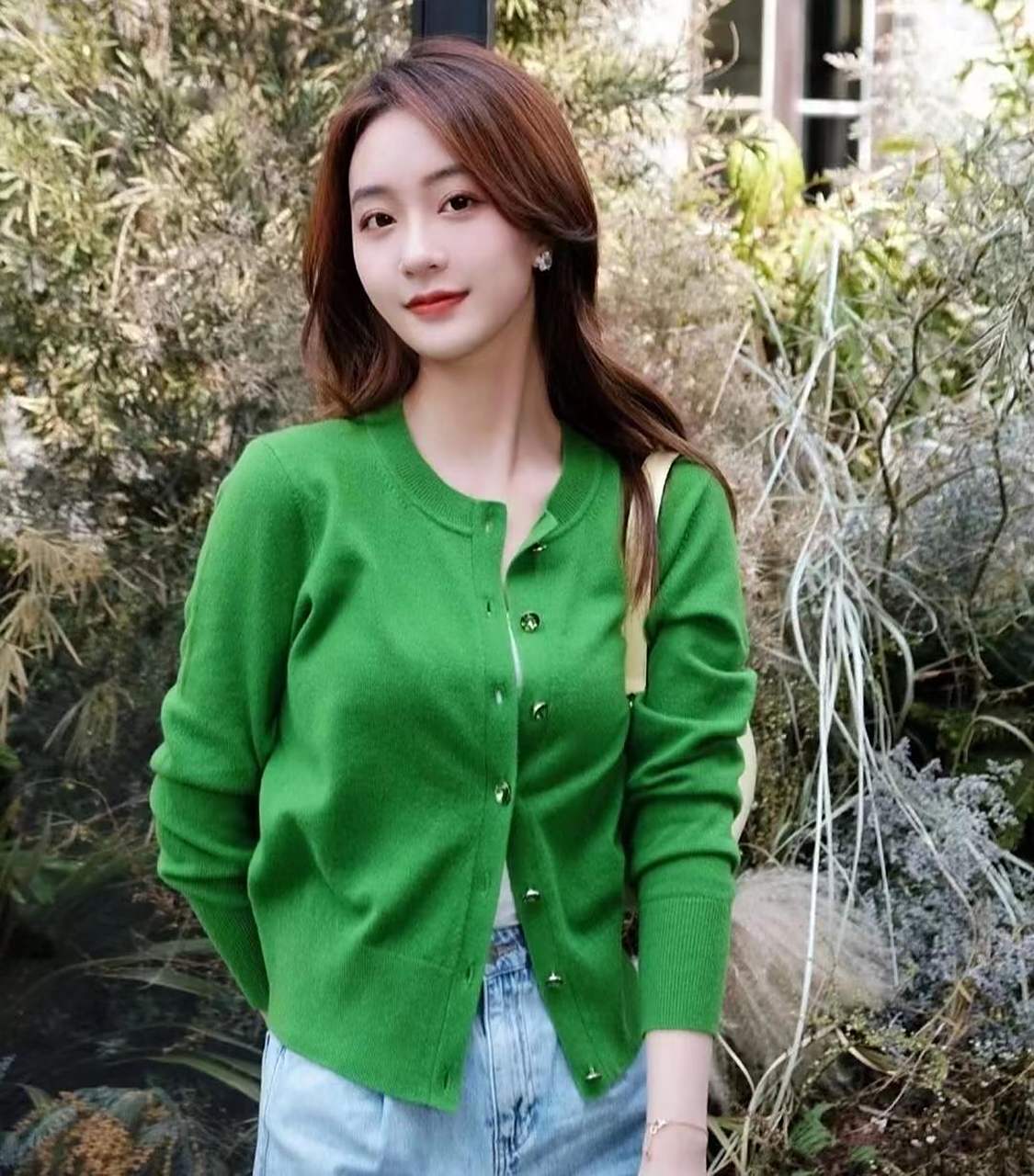 春天来了绿色就是流行时尚的颜色,美女穿上绿色的上衣更加的青春靓丽