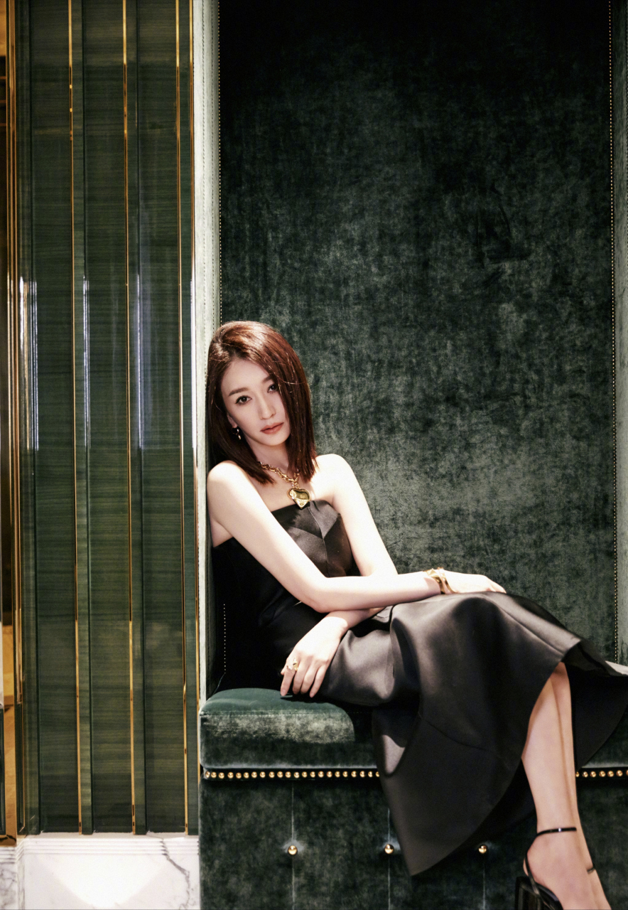 李小冉皮肤白皙光滑,体态优雅轻盈,身材婀娜多姿,嘴唇红润丰满,媚眼